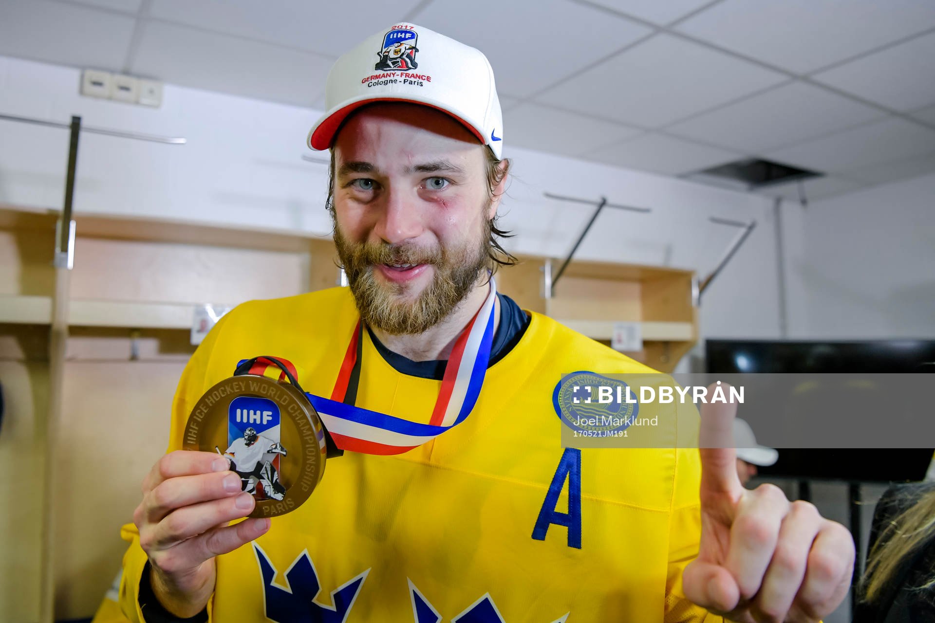 Sveriges Victor Hedman jublar med medaljen i