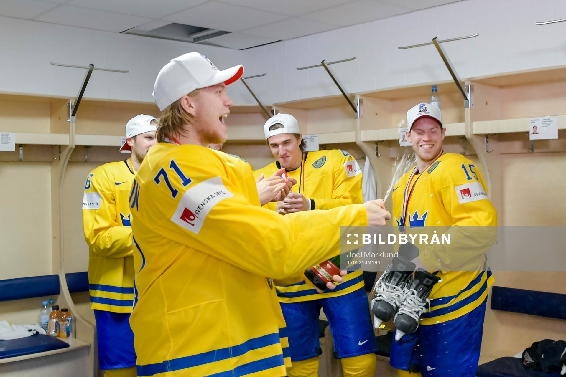 Sveriges William Karlsson jublar med champagne  i
