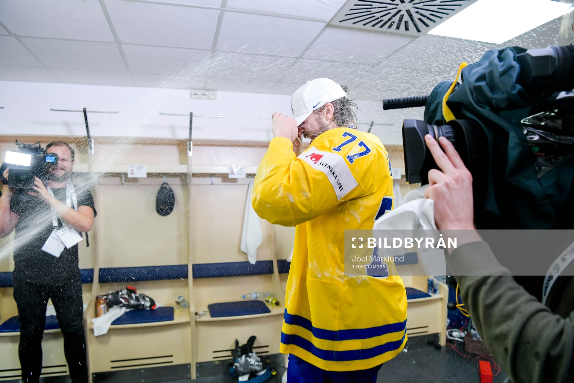 Sveriges Victor Hedman får en champagnedusch i
