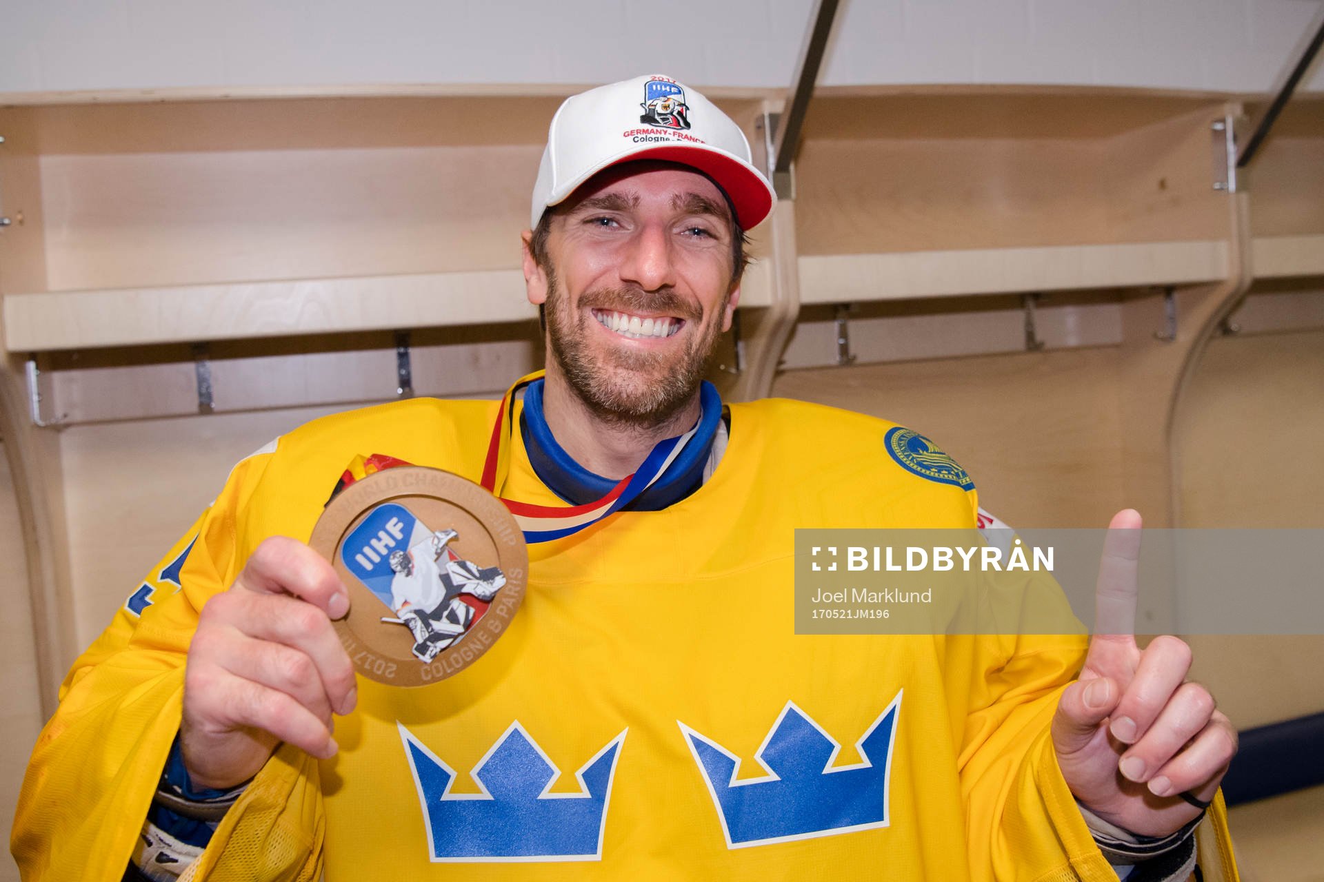 Sveriges målvakt Henrik Lundqvist jublar med medaljen i