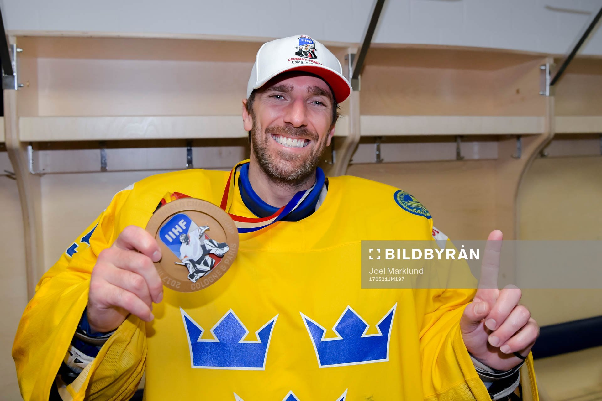 Sveriges målvakt Henrik Lundqvist jublar med medaljen i