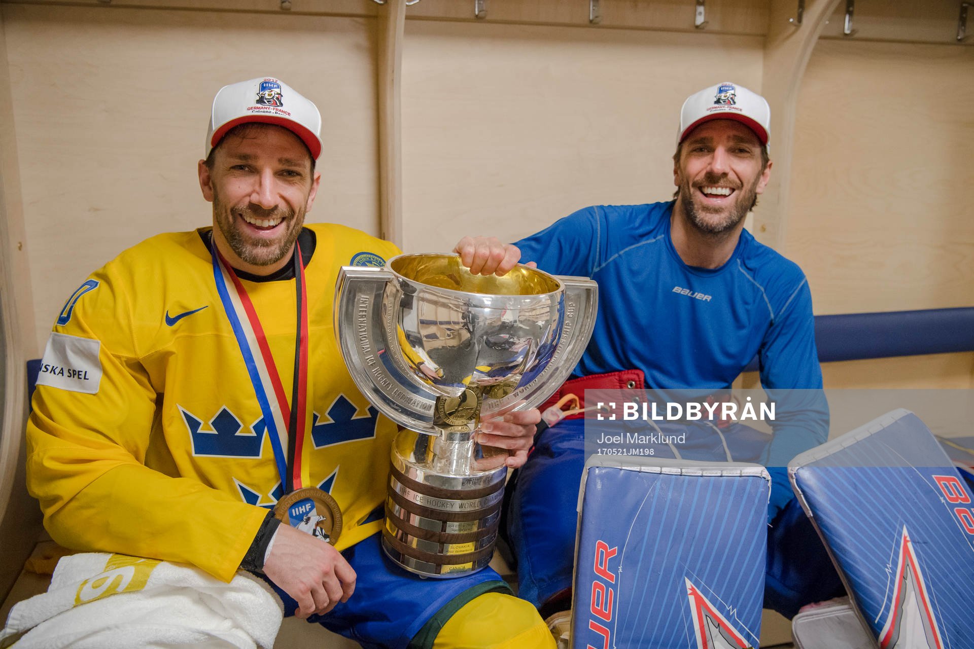 Sveriges Joel Lundqvist och målvakt Henrik Lundqvist
