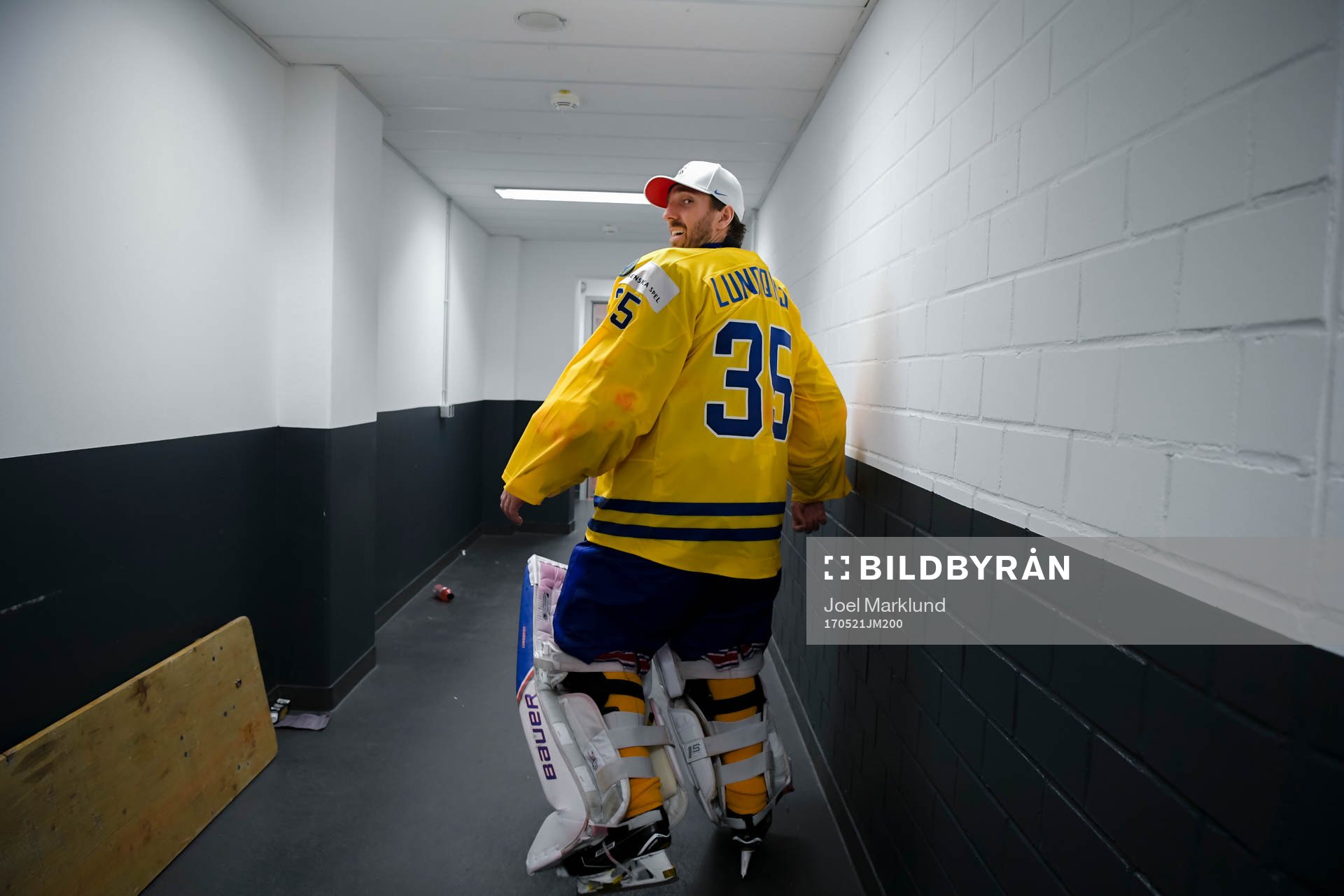 Sveriges målvakt Henrik Lundqvist jublar påväg till