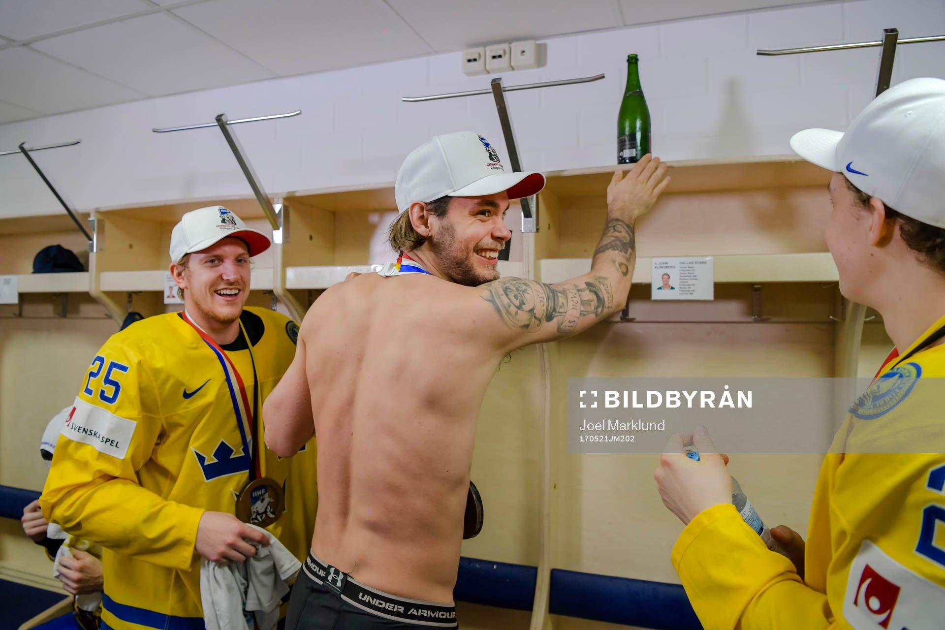 Sveriges Jonas Brodin och målvakt Eddie Läck i