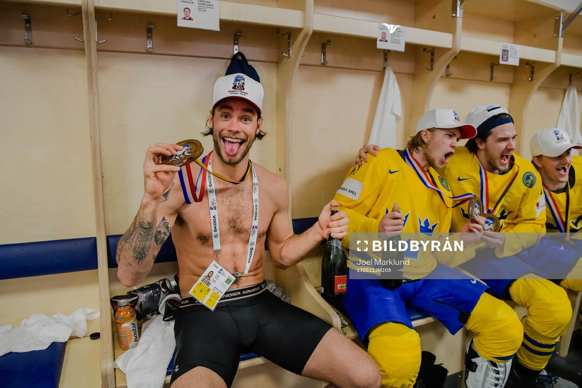 Sveriges målvakt Eddie Läck jublar med medaljen i