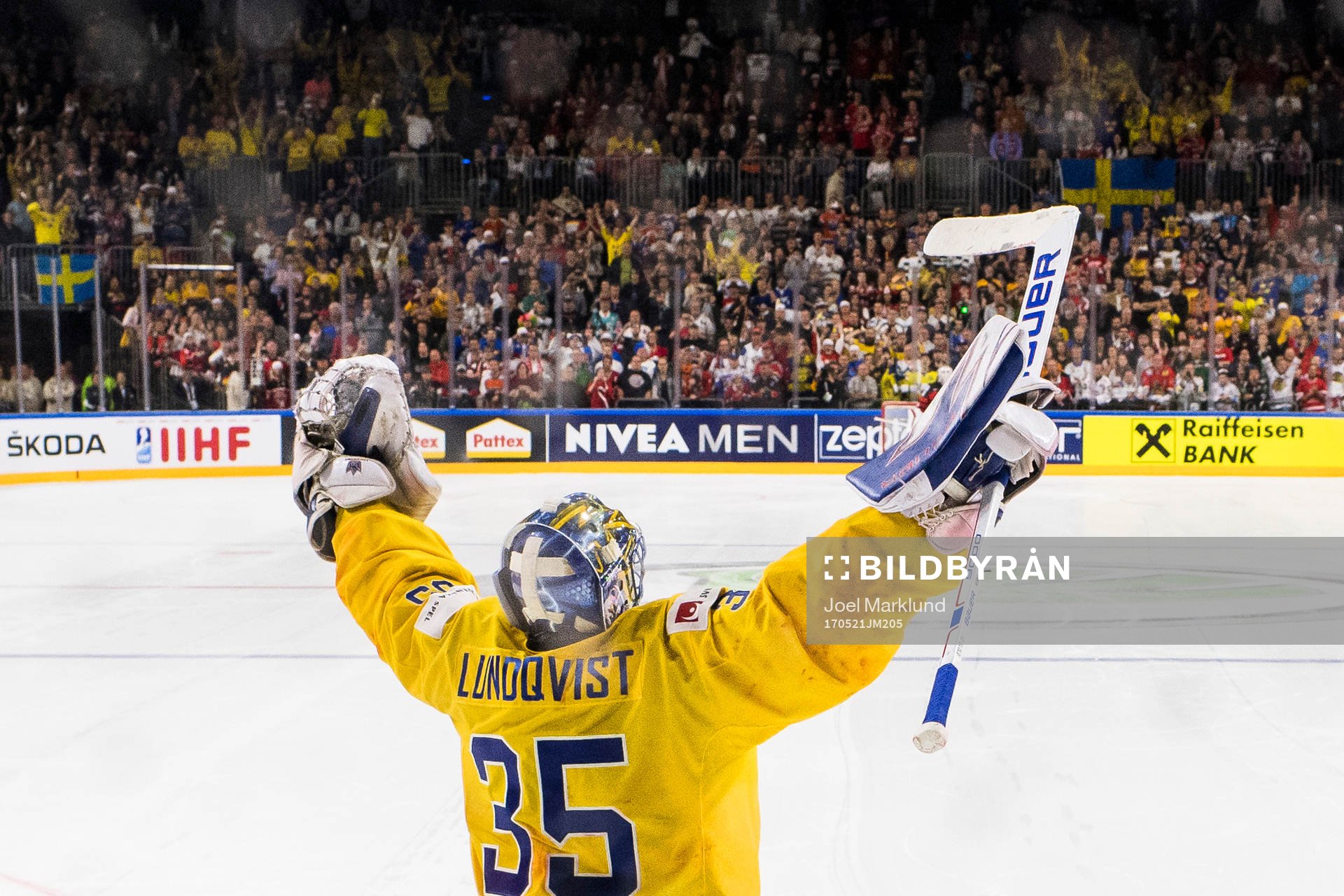 Sveriges målvakt Henrik Lundqvist jublar