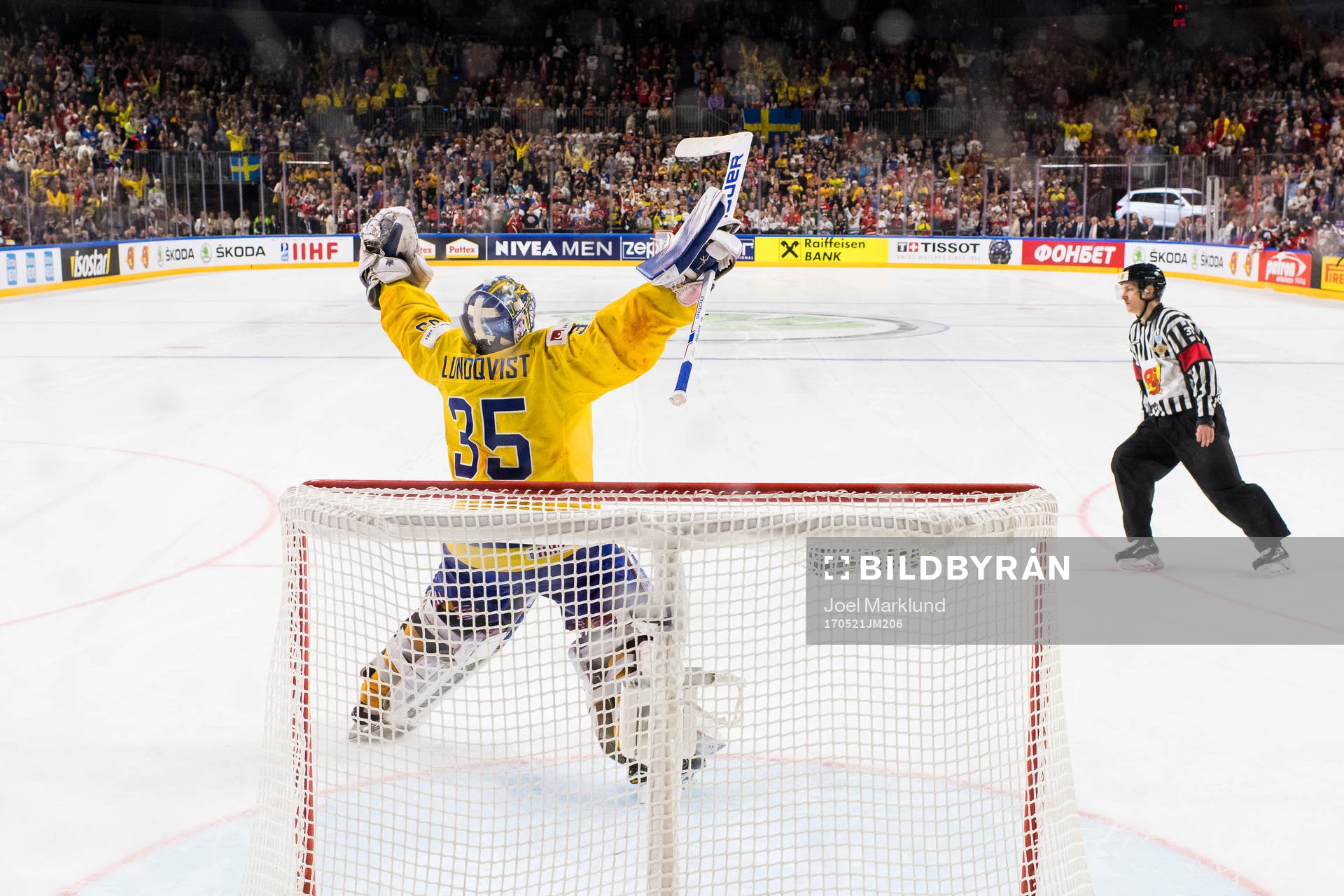 Sveriges målvakt Henrik Lundqvist jublar