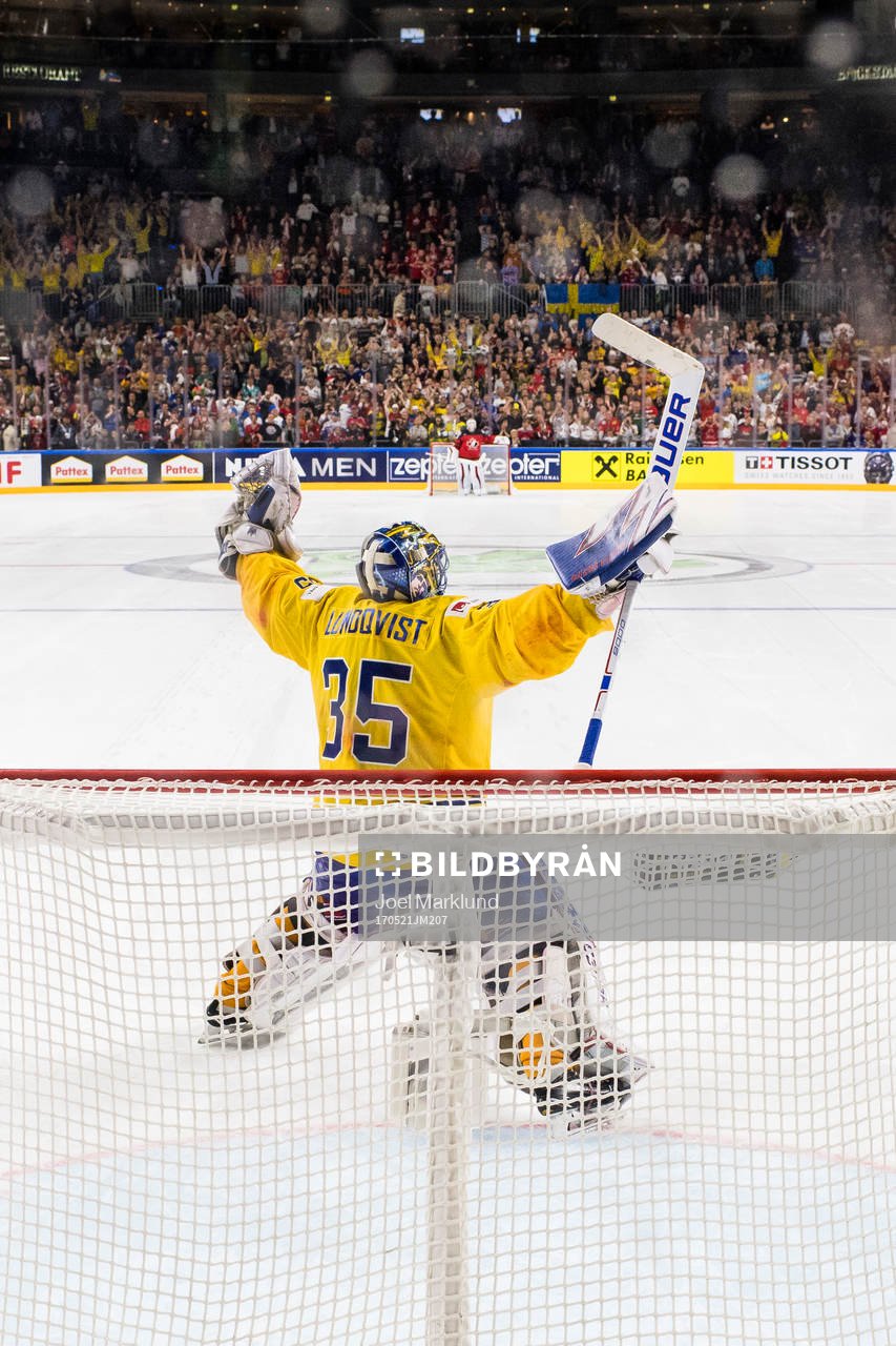 Sveriges målvakt Henrik Lundqvist jublar