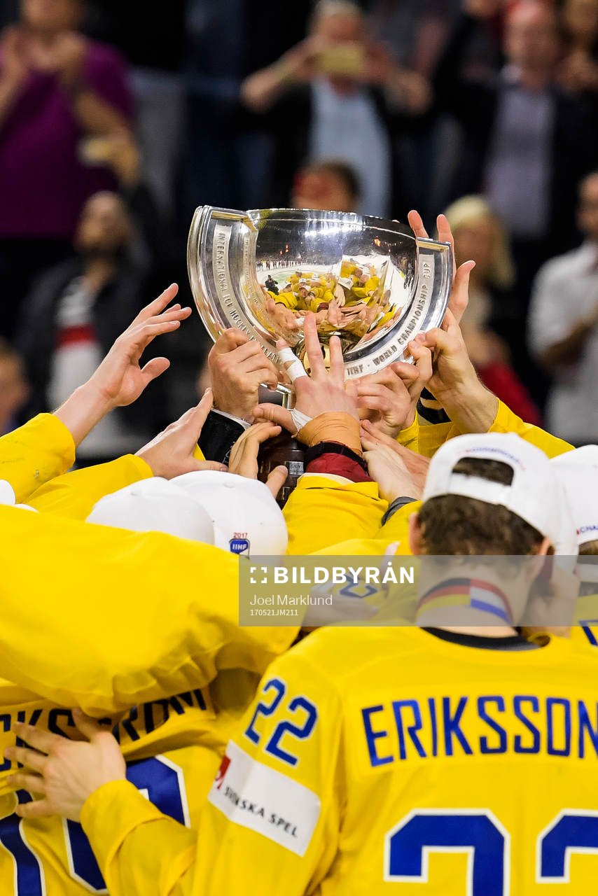 Sveriges spelare jublar med pokalen