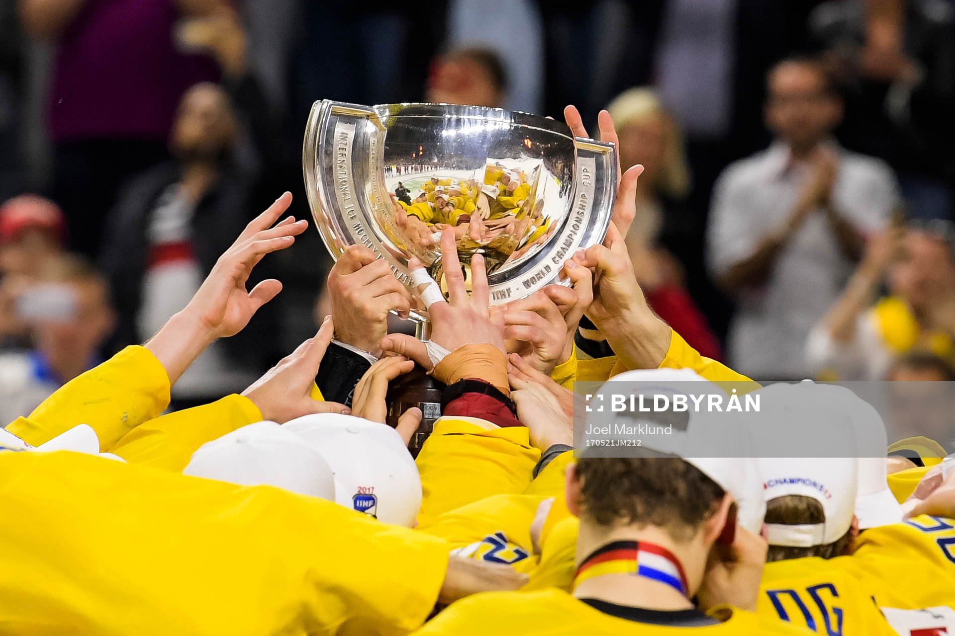 Sveriges spelare jublar med pokalen