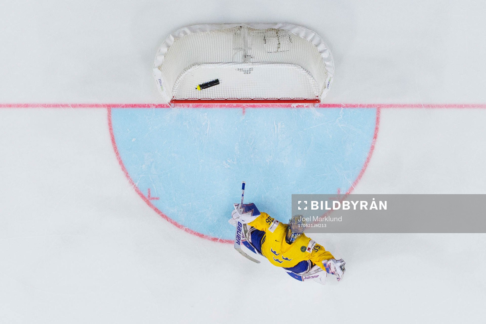 Sveriges målvakt Henrik Lundqvist jublar