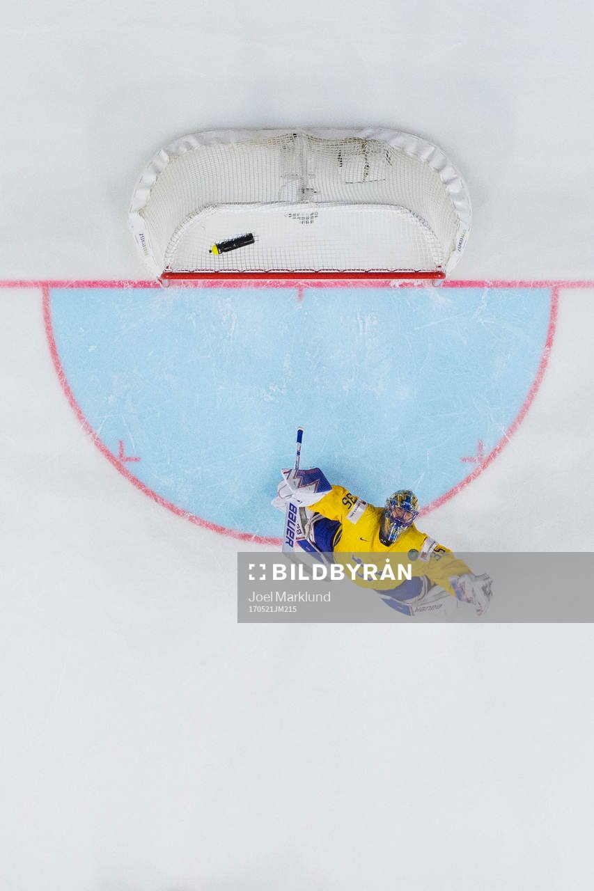 Sveriges målvakt Henrik Lundqvist jublar
