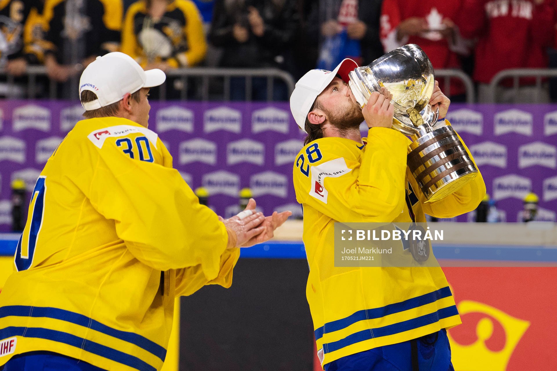 Sveriges Elias Lindholm kysser VM-pokalen
