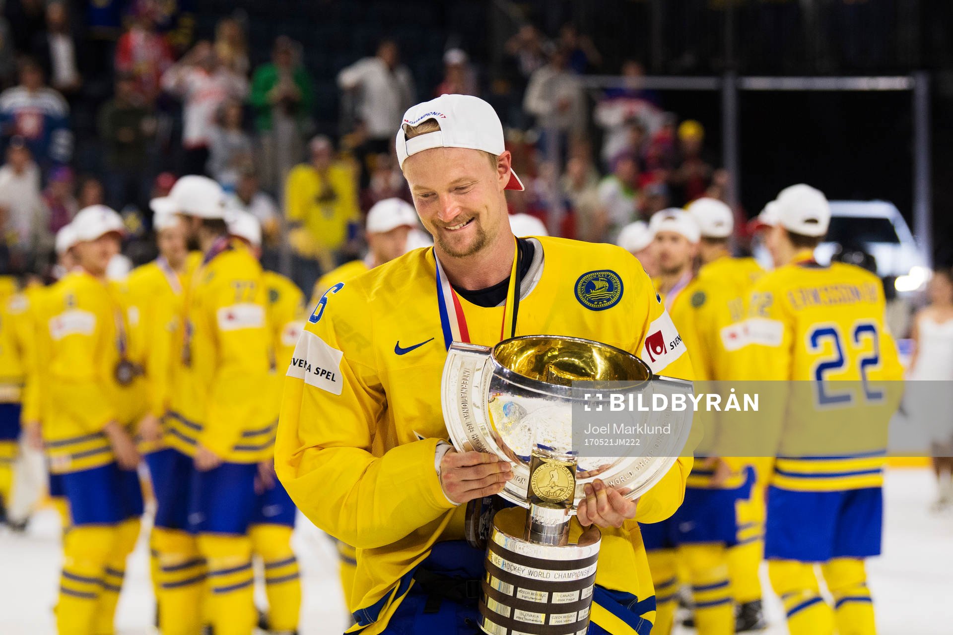 Sveriges Anton Strålman med VM-pokalen