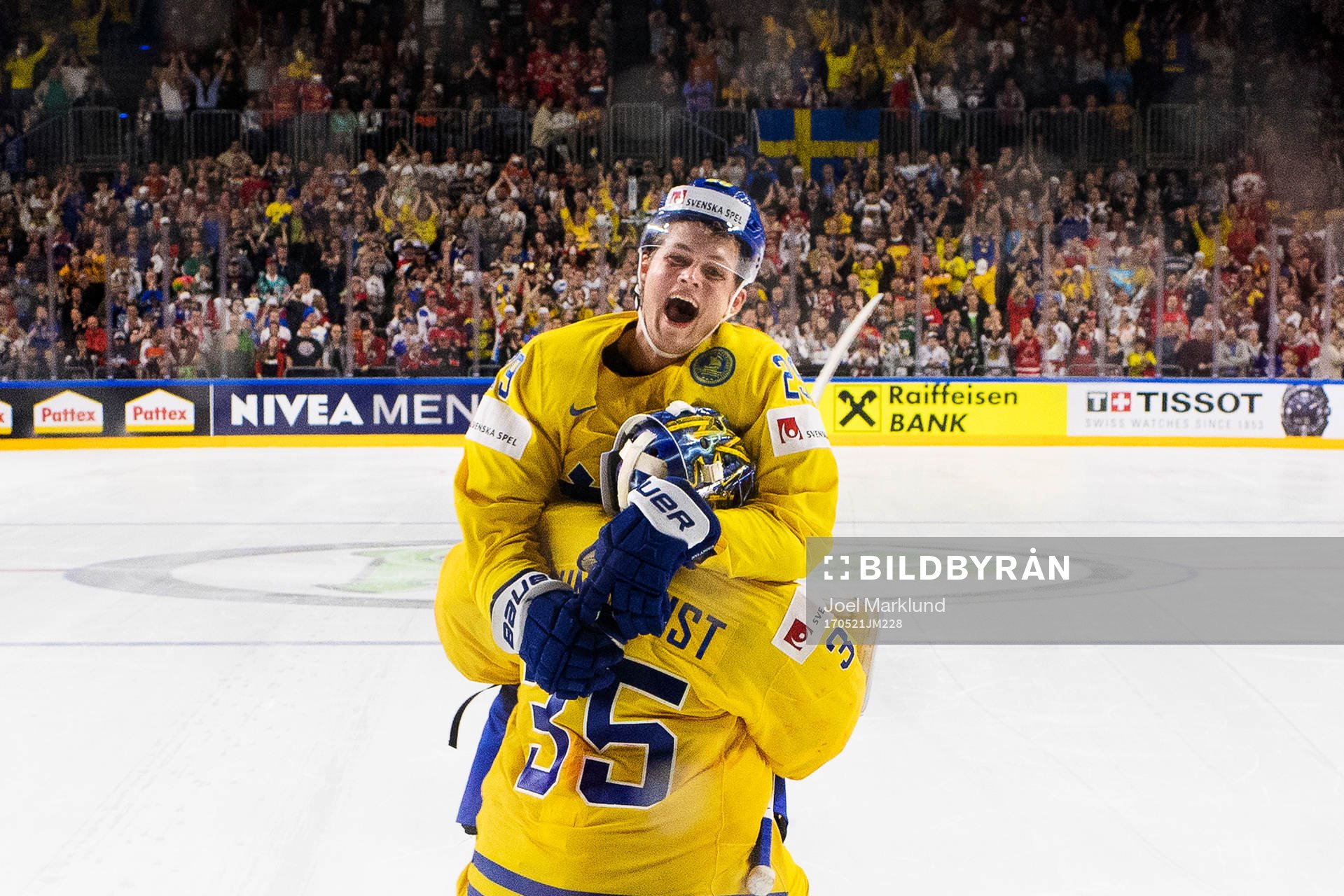 Sveriges William Nylander kastar sig över målvakten
