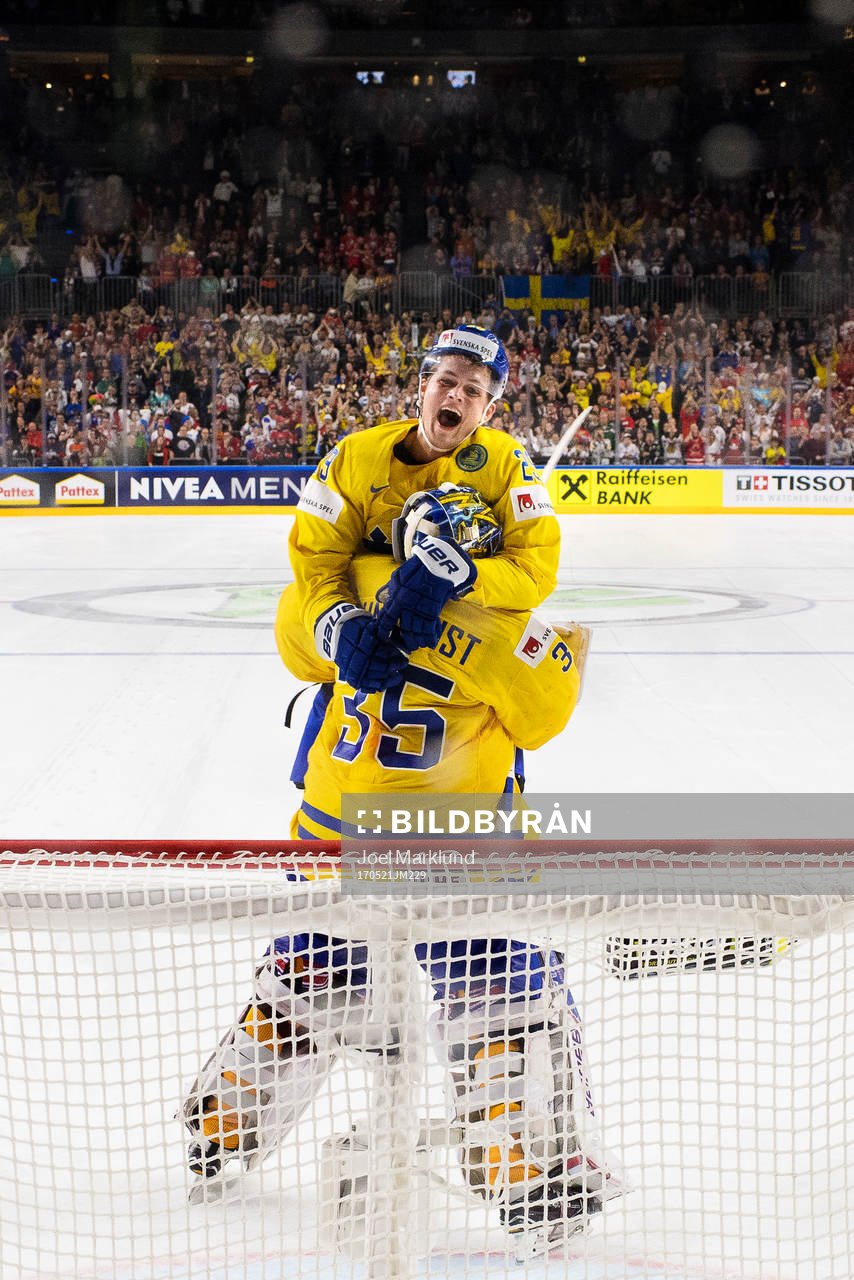 Sveriges William Nylander kastar sig över målvakten