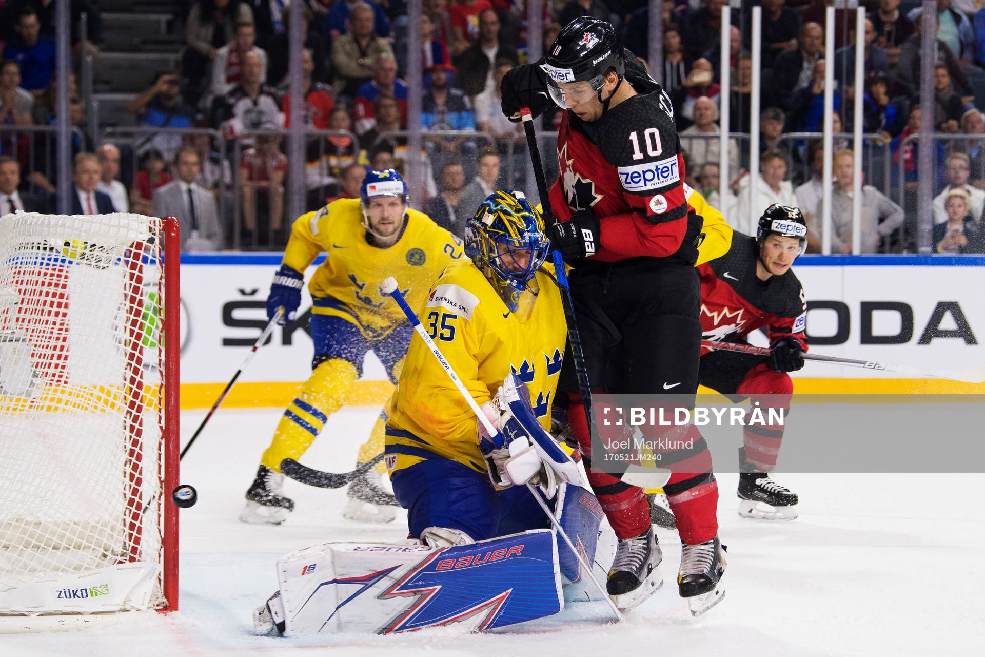Sveriges målvakt Henrik Lundqvist utmanas av Kanadas