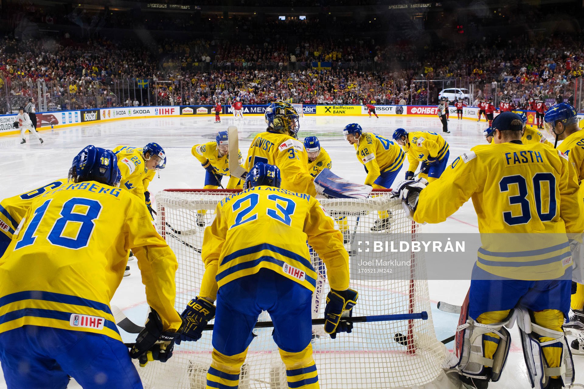 Sveriges spelare samlas kring målvakt Henrik Lundqvist vid