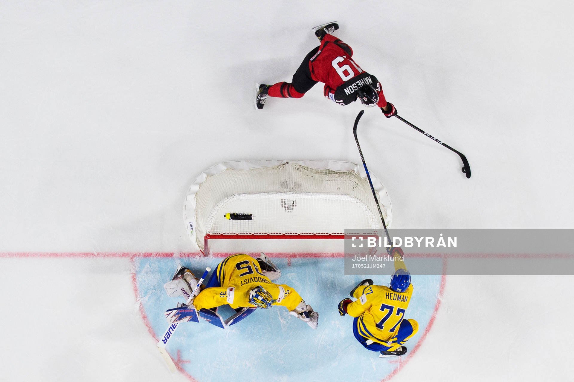 Kanadas Mike Matheson utmanar Sveriges målvakt Henrik
