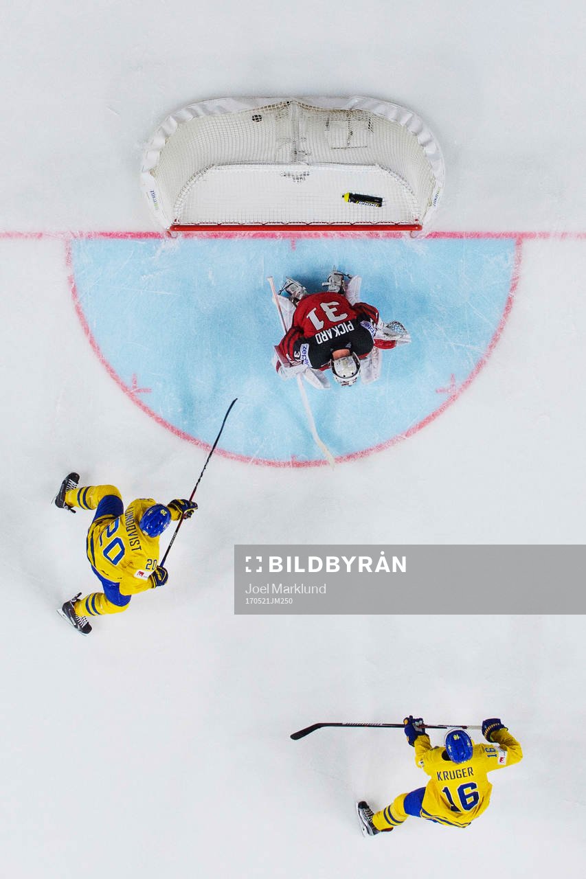 Sveriges Joel Lundqvist och Marcus Krüger ser 0-1-pucken
