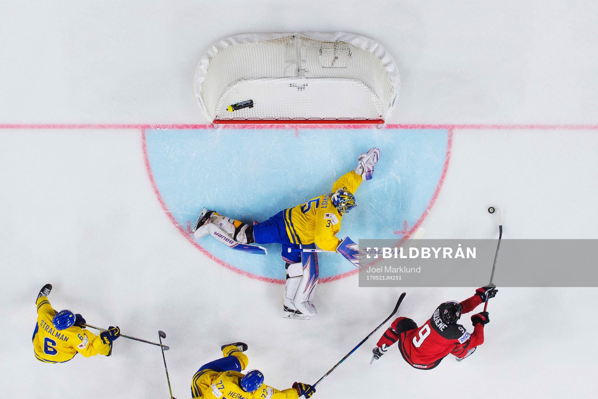 Kanadas Matt Duchene utmanar Sveriges målvakt Henrik