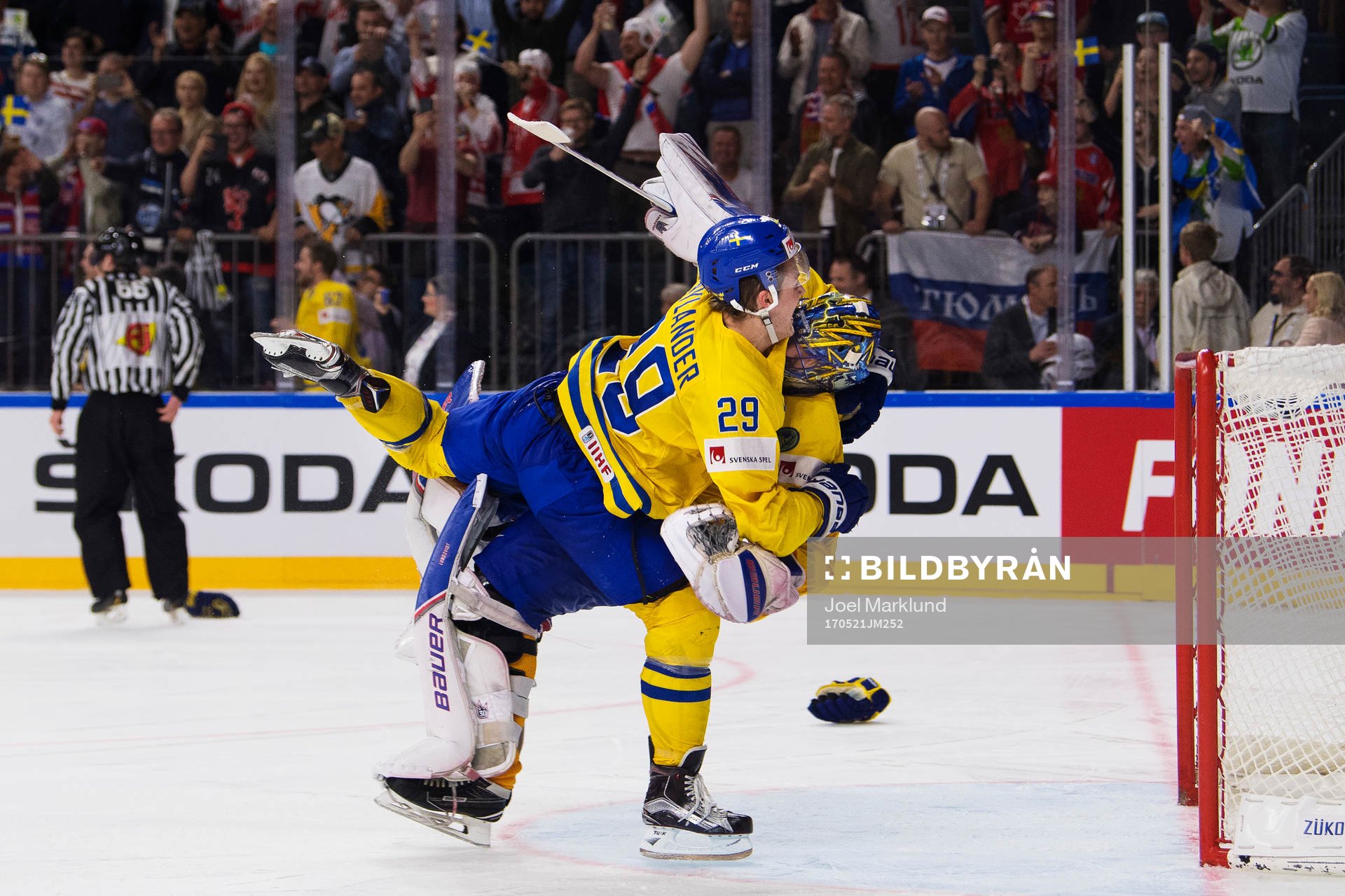 Sveriges William Nylander kastar sig över målvakten