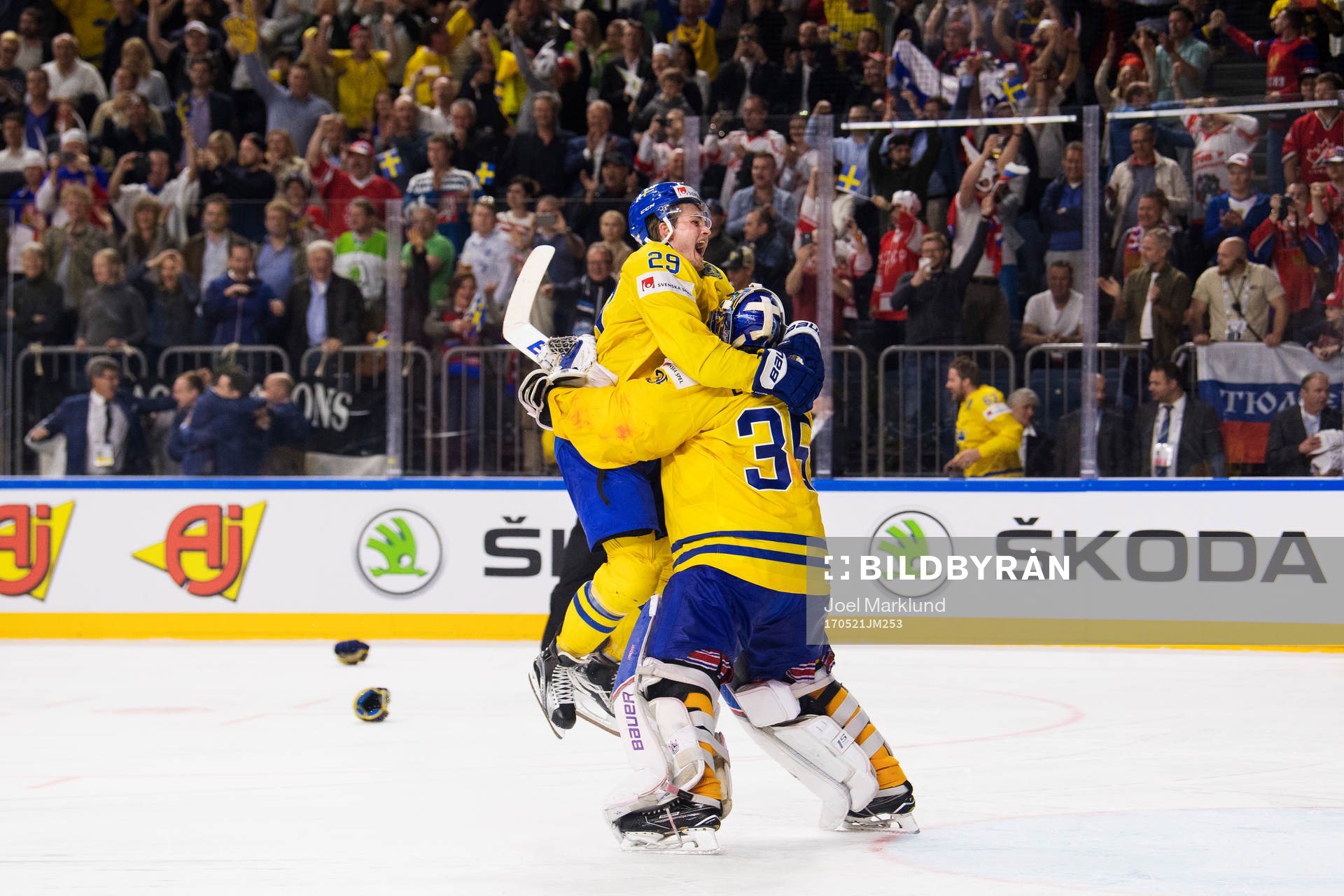 Sveriges William Nylander kastar sig över målvakten