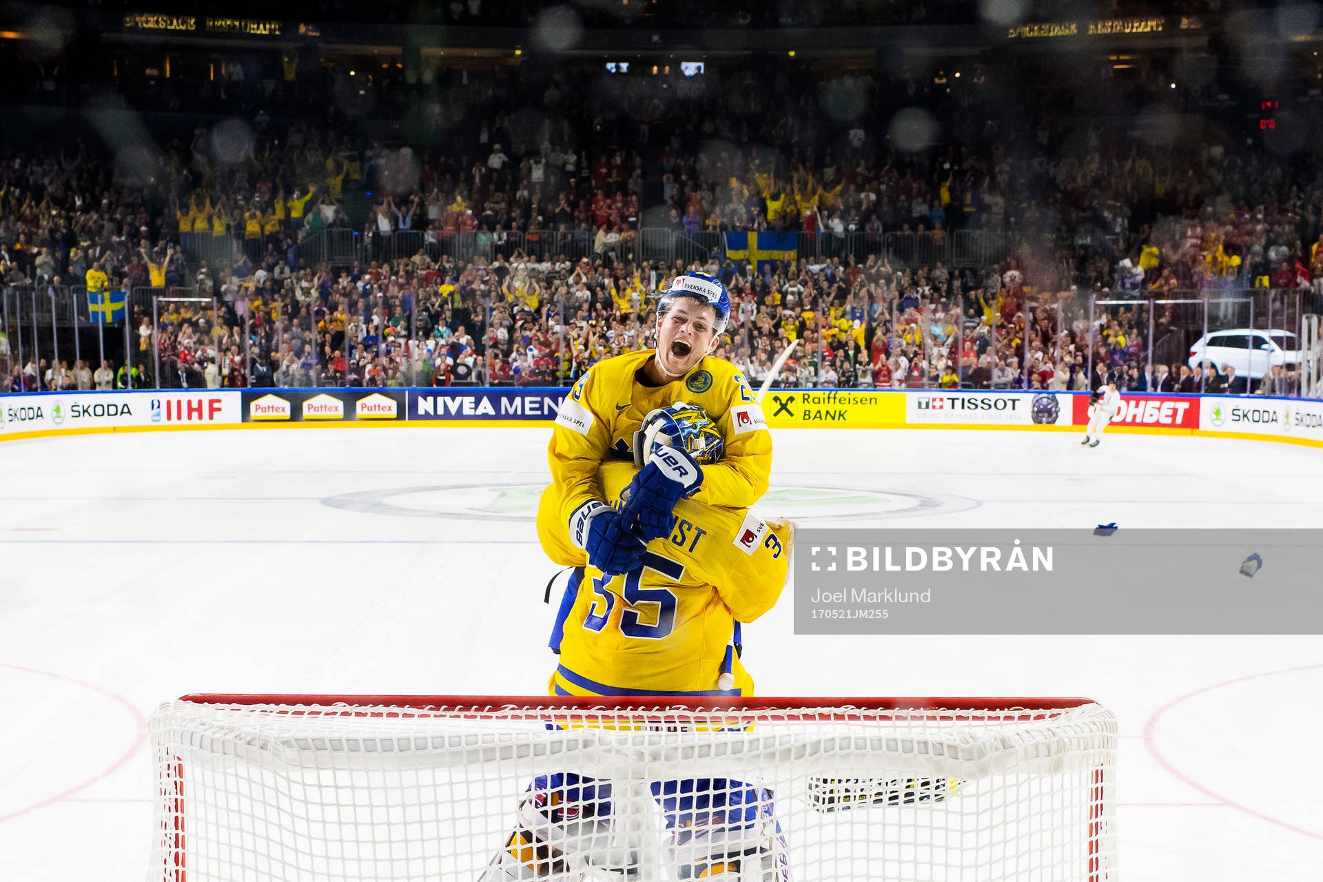 Sveriges William Nylander kastar sig över målvakten