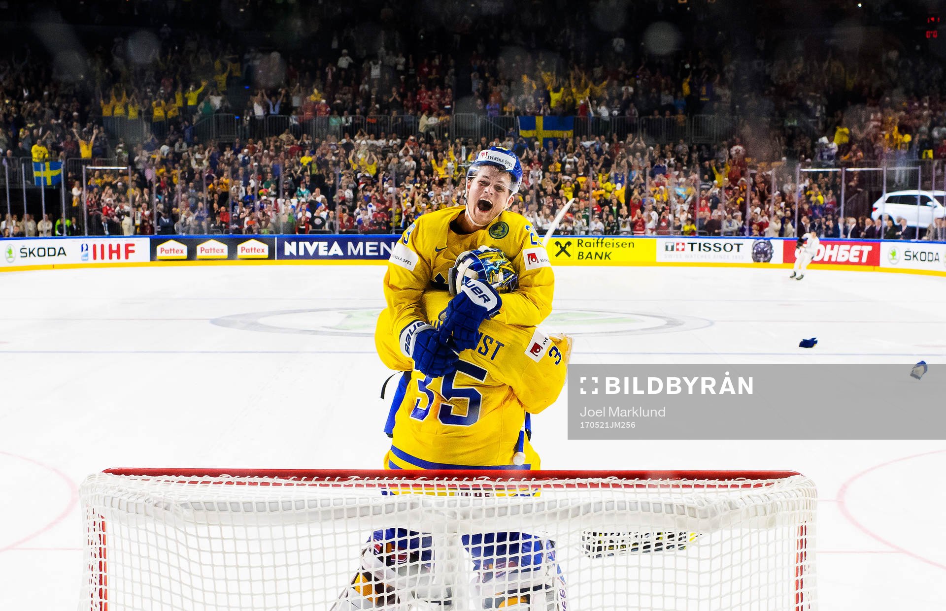 Sveriges William Nylander kastar sig över målvakten