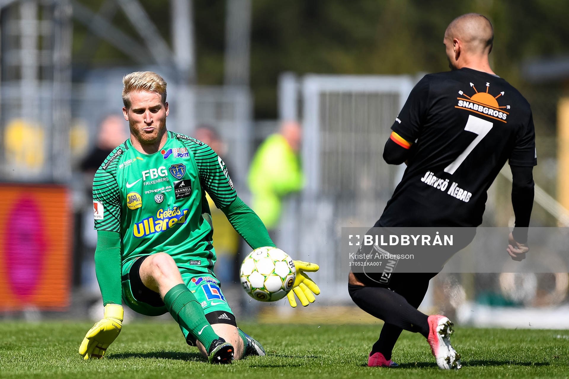 Falkenbergs målvakt Hampus Nilsson räddar skott från