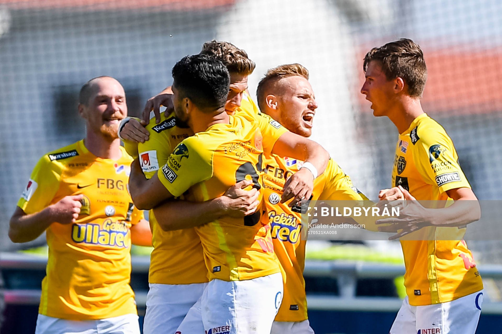 Falkenbergs spelare jublar efter 1-0 av Erik Pärsson under fotbollsmatchen i Superettan mellan Falkenberg och Dalkurd den 21 maj 2017 i Falkenberg.