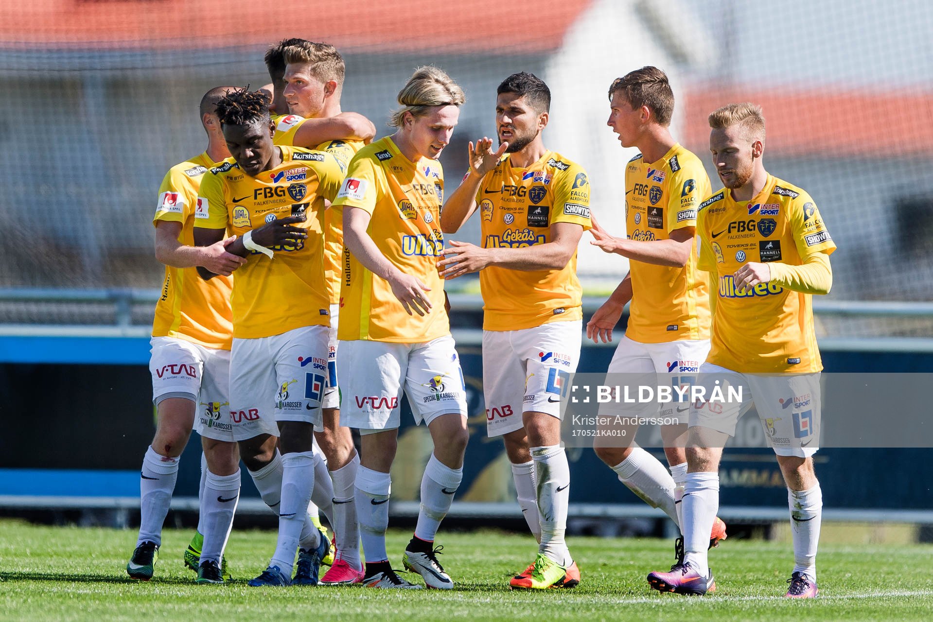 Falkenbergs spelare jublar