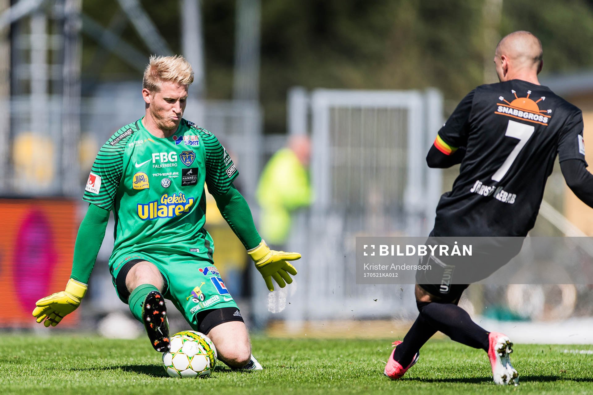 Falkenbergs målvakt Hampus Nilsson räddar friläge från