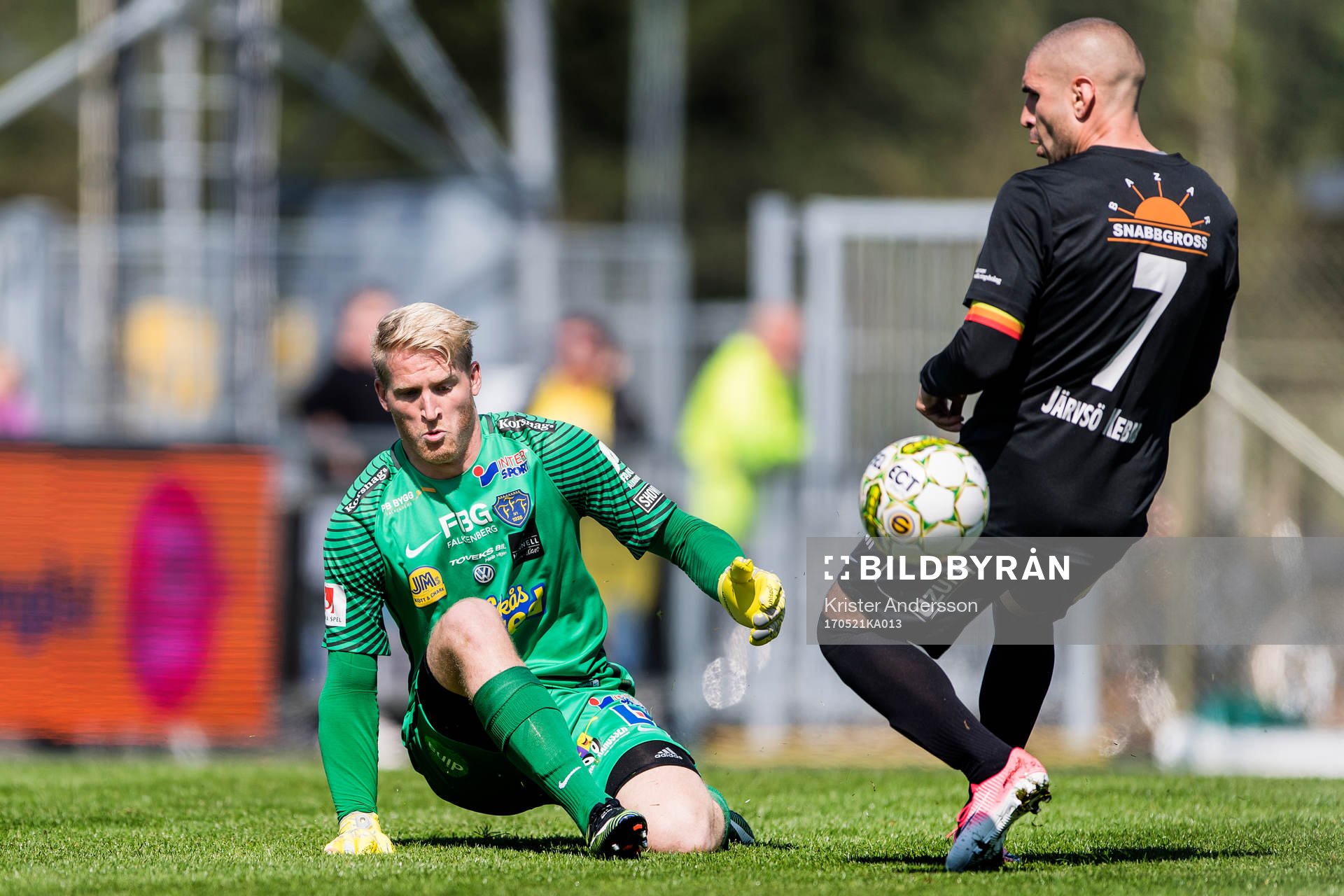 Falkenbergs målvakt Hampus Nilsson räddar friläge från