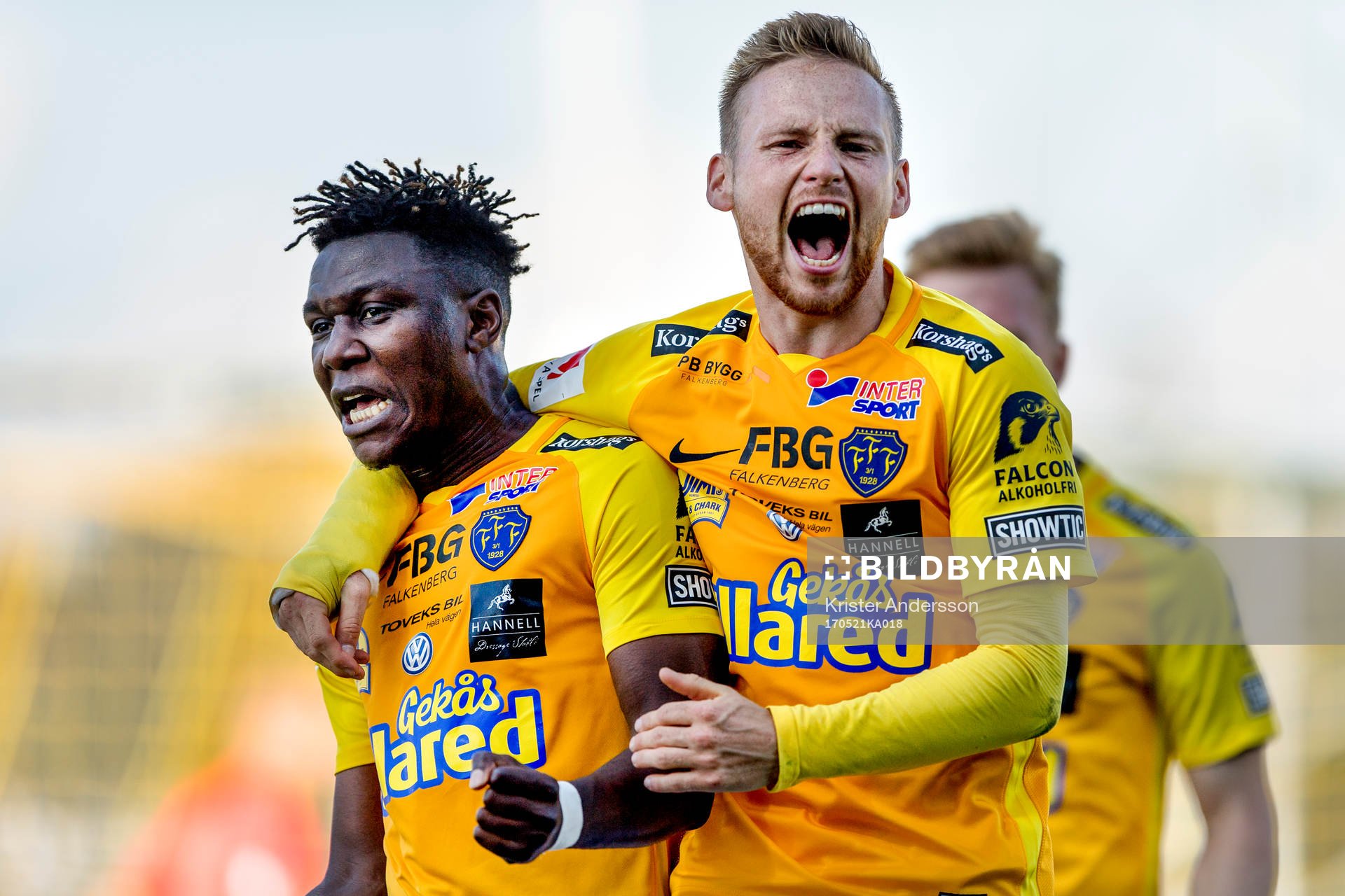 Falkenbergs Dominic Chatto (v) har gjort 2-0 och jublar