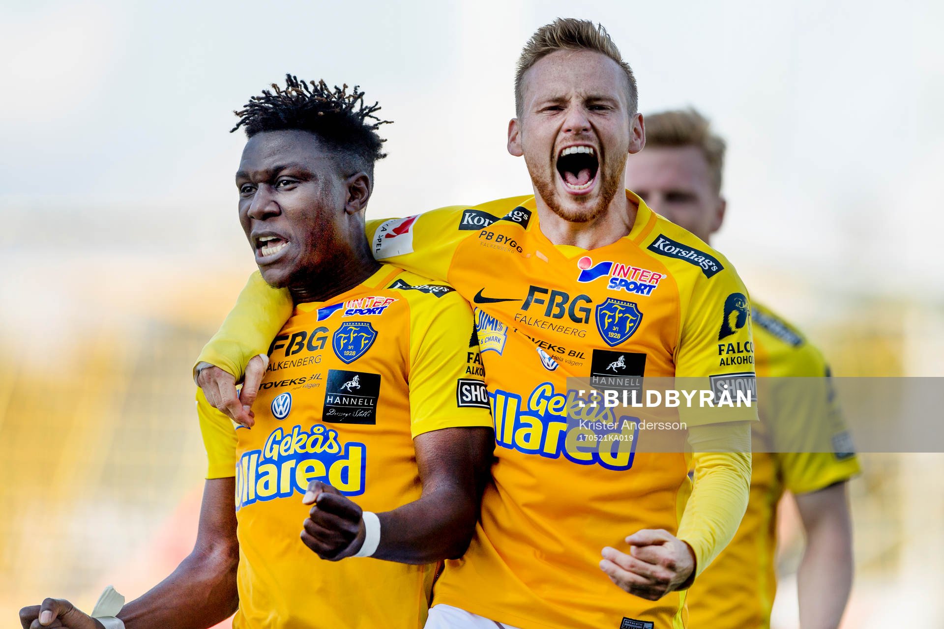 Falkenbergs Dominic Chatto (v) har gjort 2-0 och jublar tillsammans med Tobias Englund (h) under fotbollsmatchen i Superettan mellan Falkenberg och Dalkurd den 21 maj 2017 i Falkenberg.