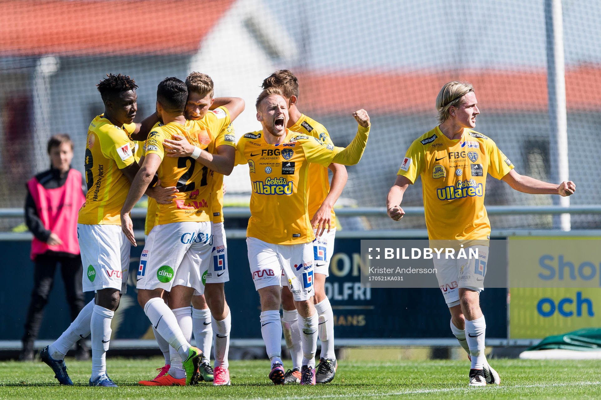 Falkenbergs spelare jublar efter 1-0 av Erik Pärsson under fotbollsmatchen i Superettan mellan Falkenberg och Dalkurd den 21 maj 2017 i Falkenberg.