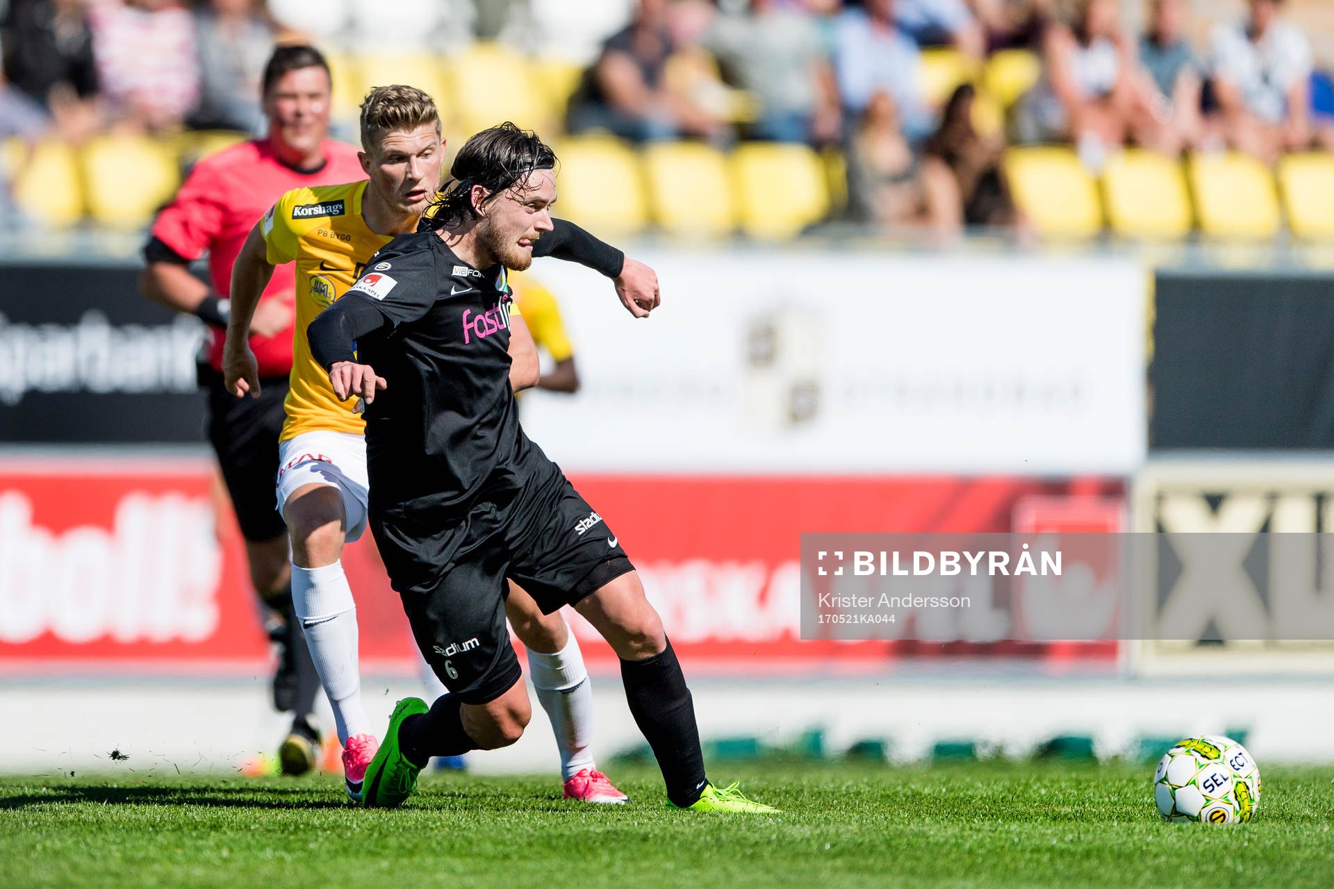 Dalkurds Robin Tranberg och Falkenbergs Erik Pärsson under fotbollsmatchen i Superettan mellan Falkenberg och Dalkurd den 21 maj 2017 i Falkenberg.