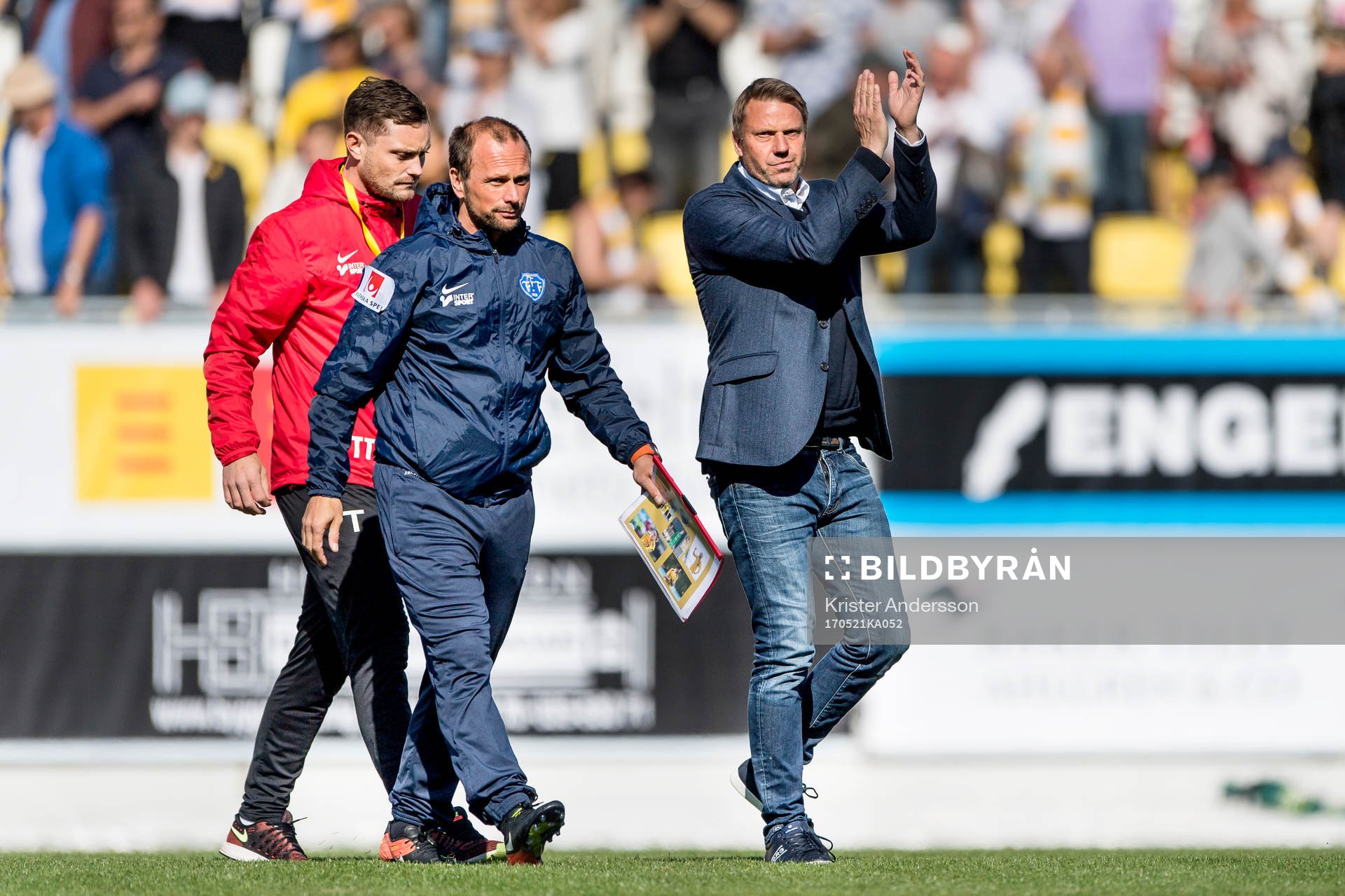Falkenbergs tränare Hans Eklund tackar publiken efter fotbollsmatchen i Superettan mellan Falkenberg och Dalkurd den 21 maj 2017 i Falkenberg.