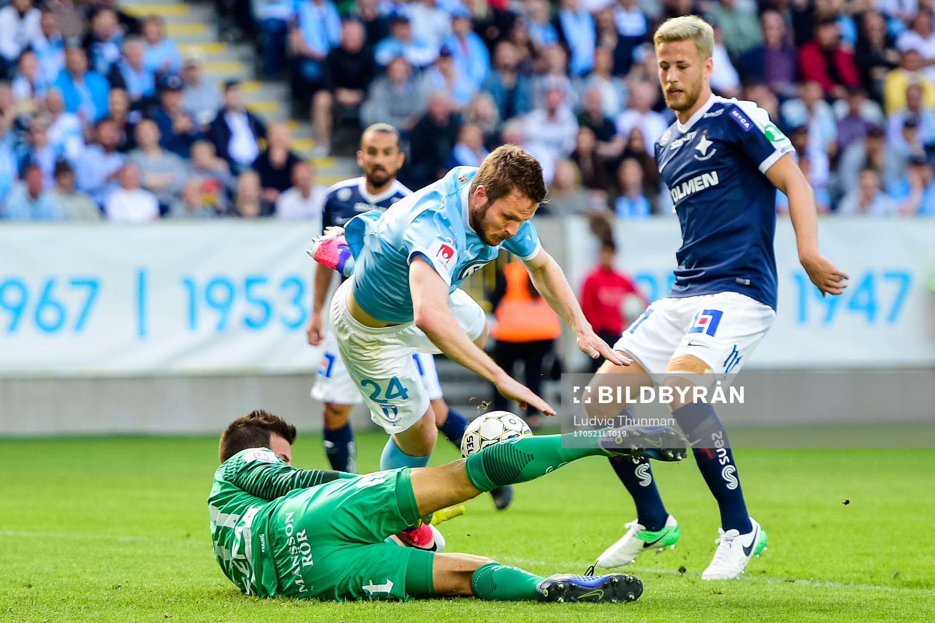 Malmö FFs Lasse Nielsen faller i en situation med