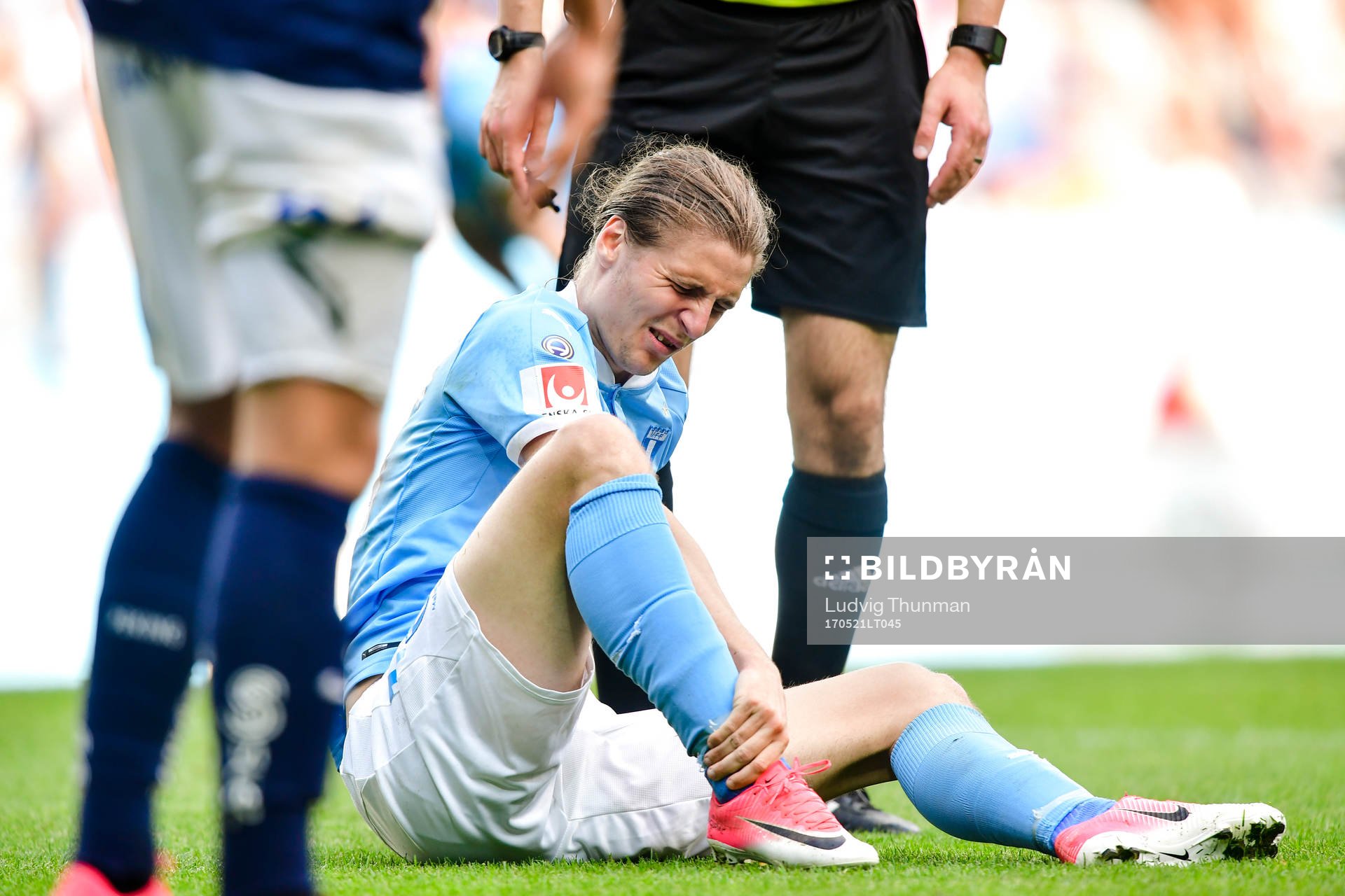 Malmö FFs Pawel Cibicki har ont