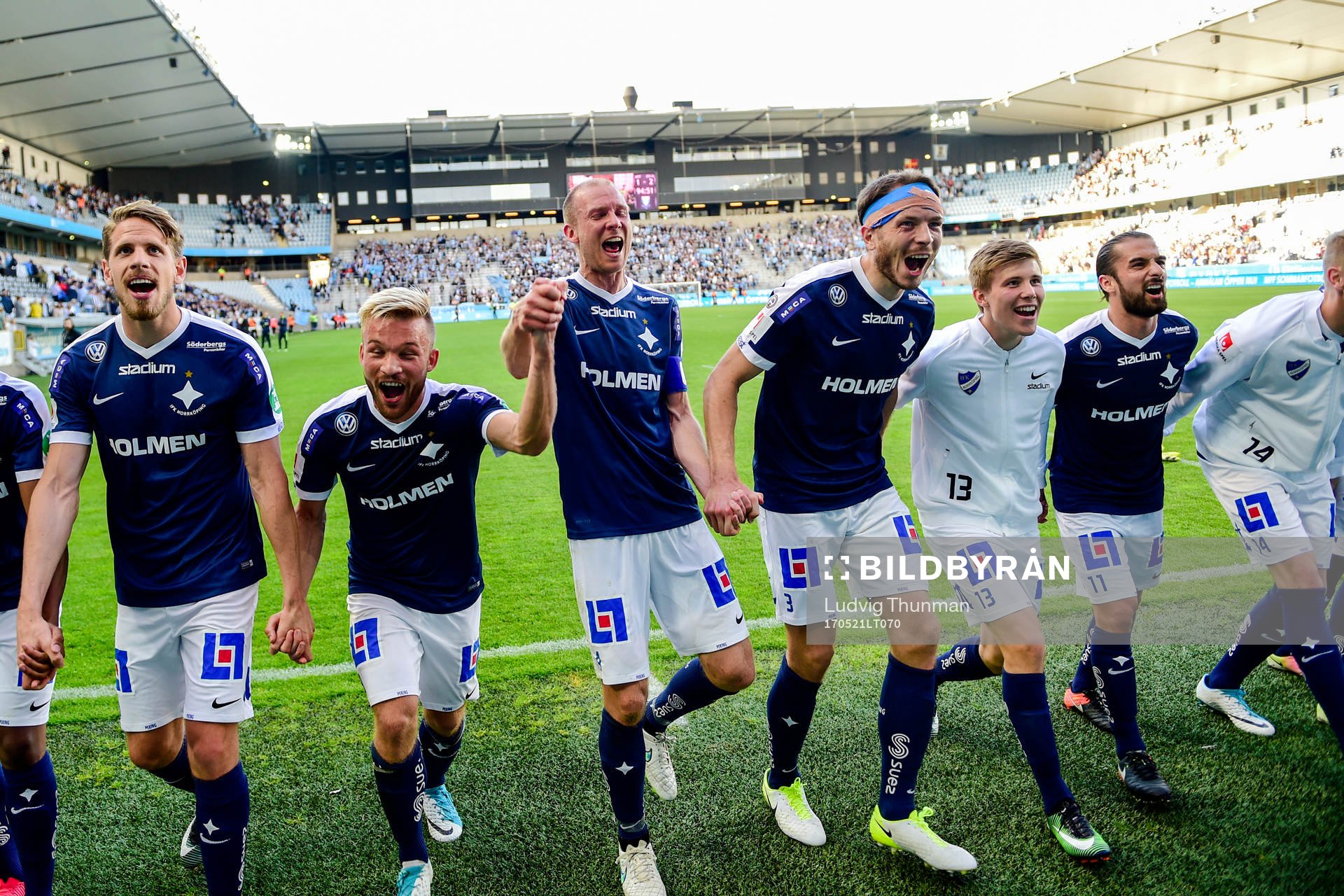 Norrköpings spelare jublar efter fotbollsmatchen i Allsvenskan mellan Malmö FF och Norrköping den 21 maj 2017 i Malmö.