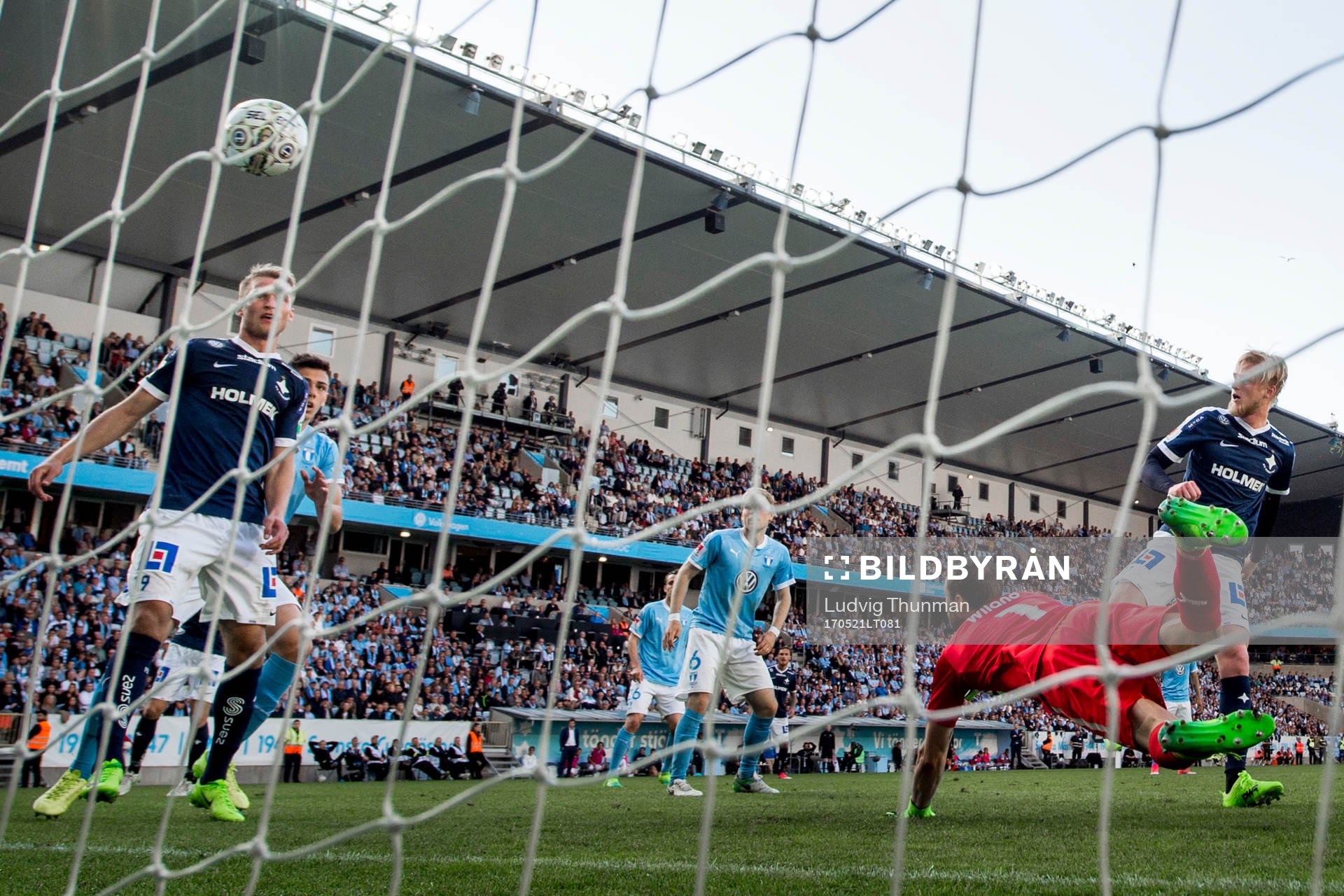 Norrköpings Karl Holmberg (th) gör 1-2 bakom Malmö FFs målvakt Johan Wiland under fotbollsmatchen i Allsvenskan mellan Malmö FF och Norrköping den 21 maj 2017 i Malmö.
