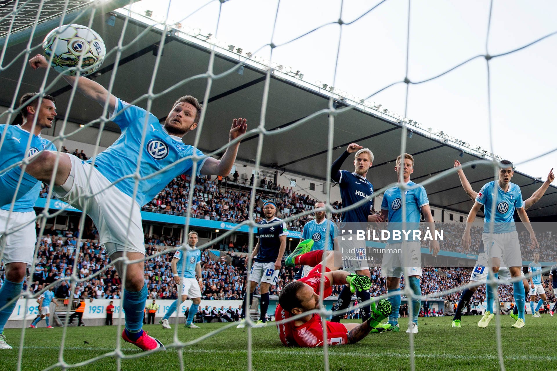 Malmö FFs Lasse Nielsen försöker rädda 1-1 från