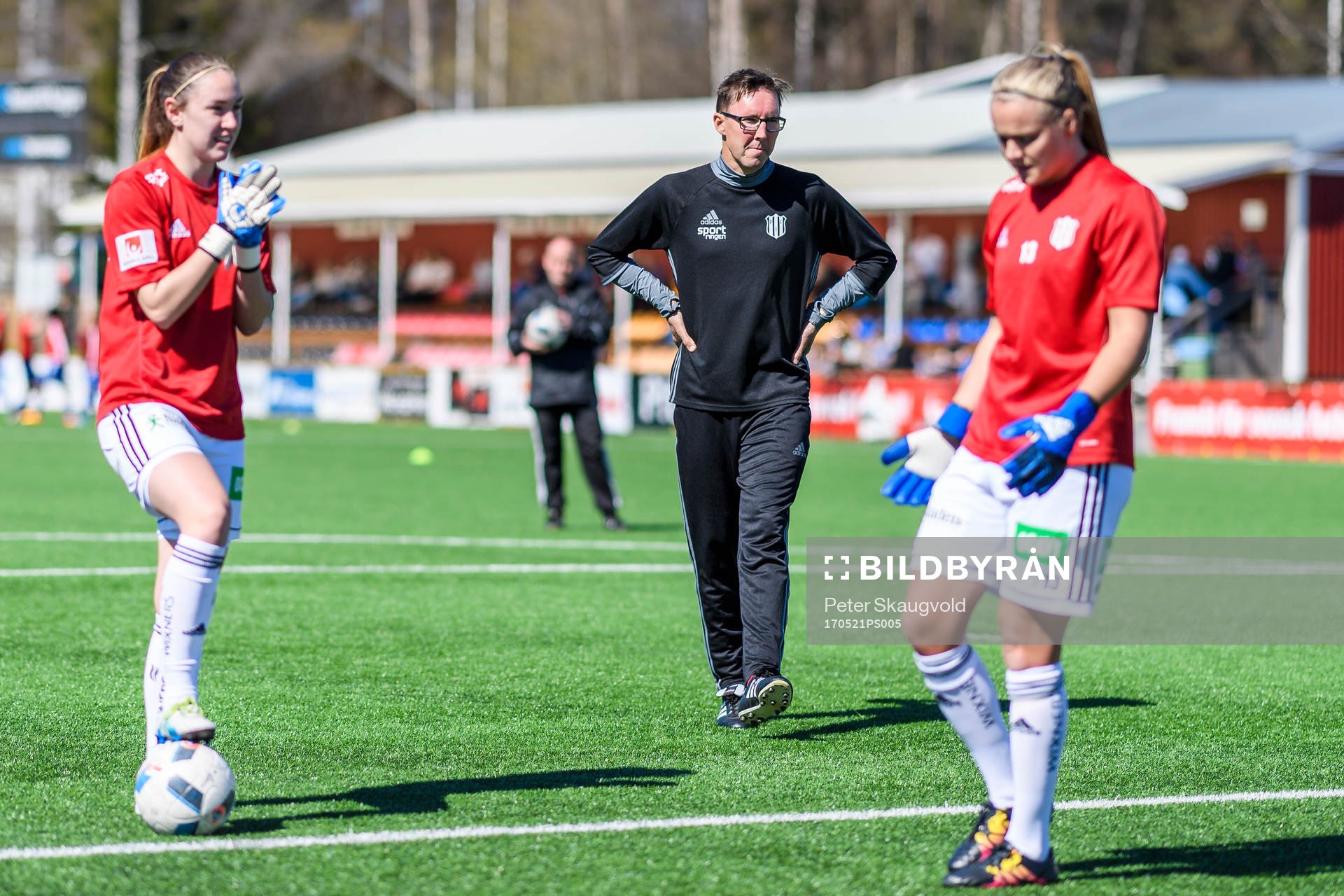 Piteås målvaktstränare Peter Bergstedt på uppvärmningen inför fotbollsmatchen i Damallsvenskan mellan Piteå och Vittsjö den 21 Maj 2017 i Piteå.