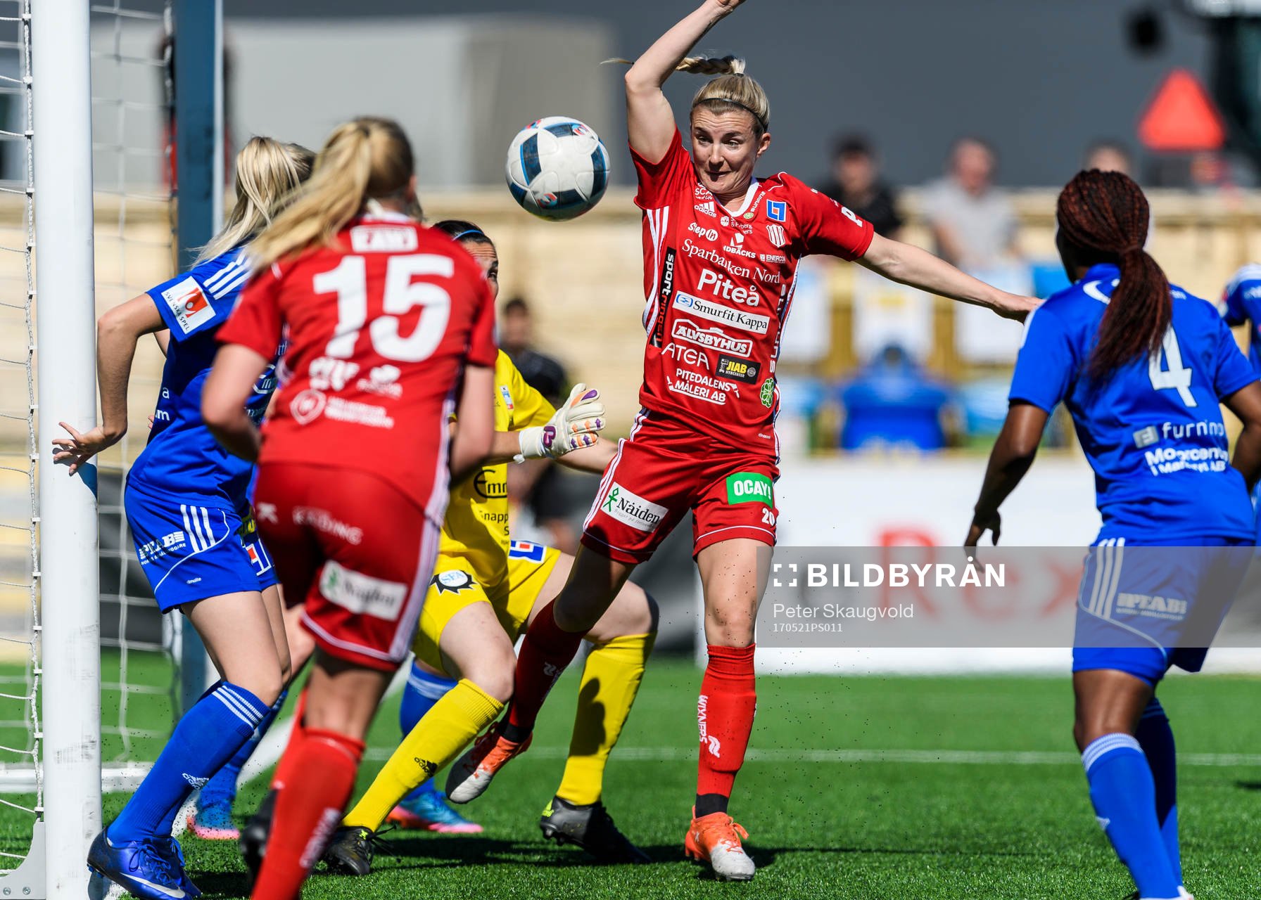 Piteås Emelie Lövgren är framme och hotar framför