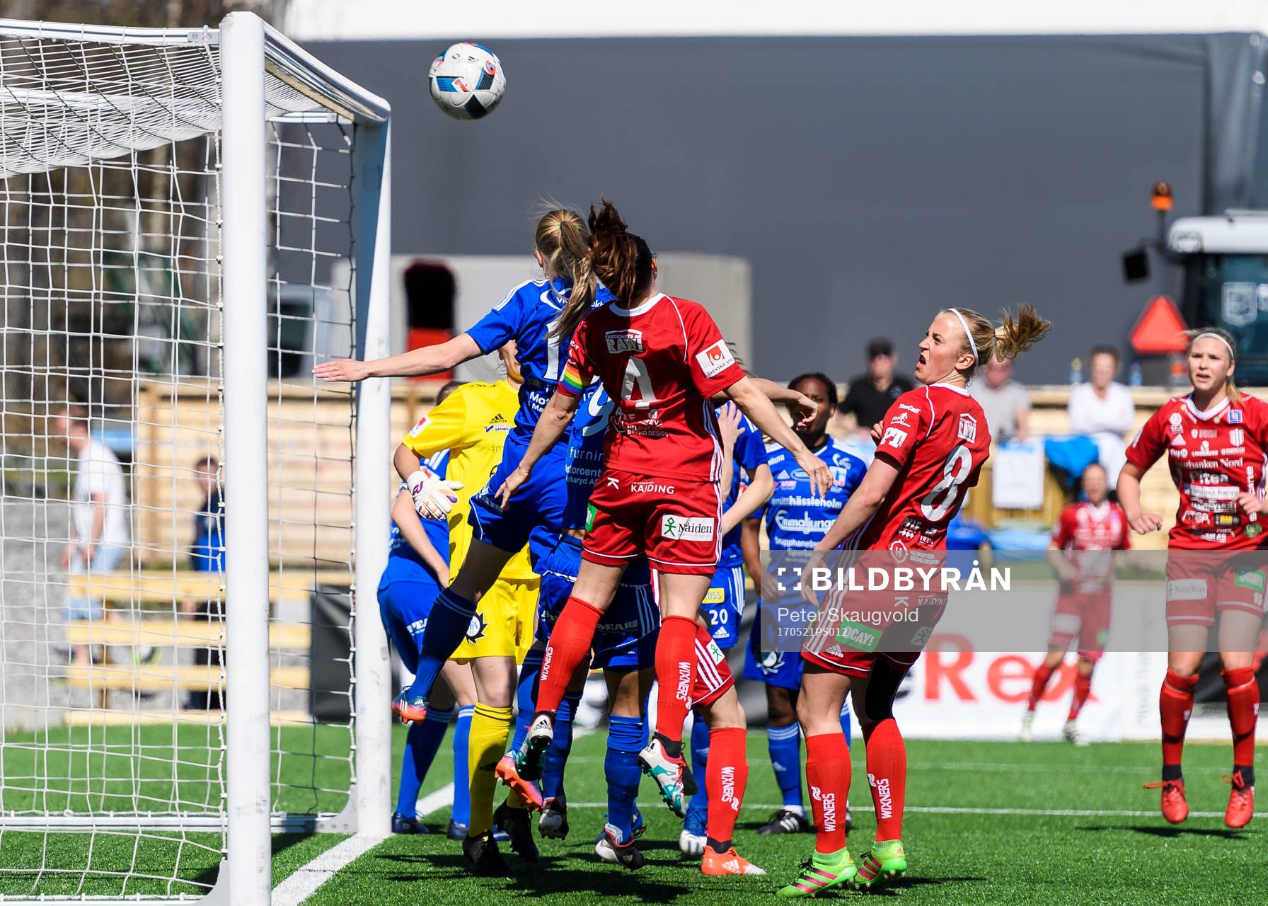 Piteås Josefin Johansson nickar bollen strax över ribban