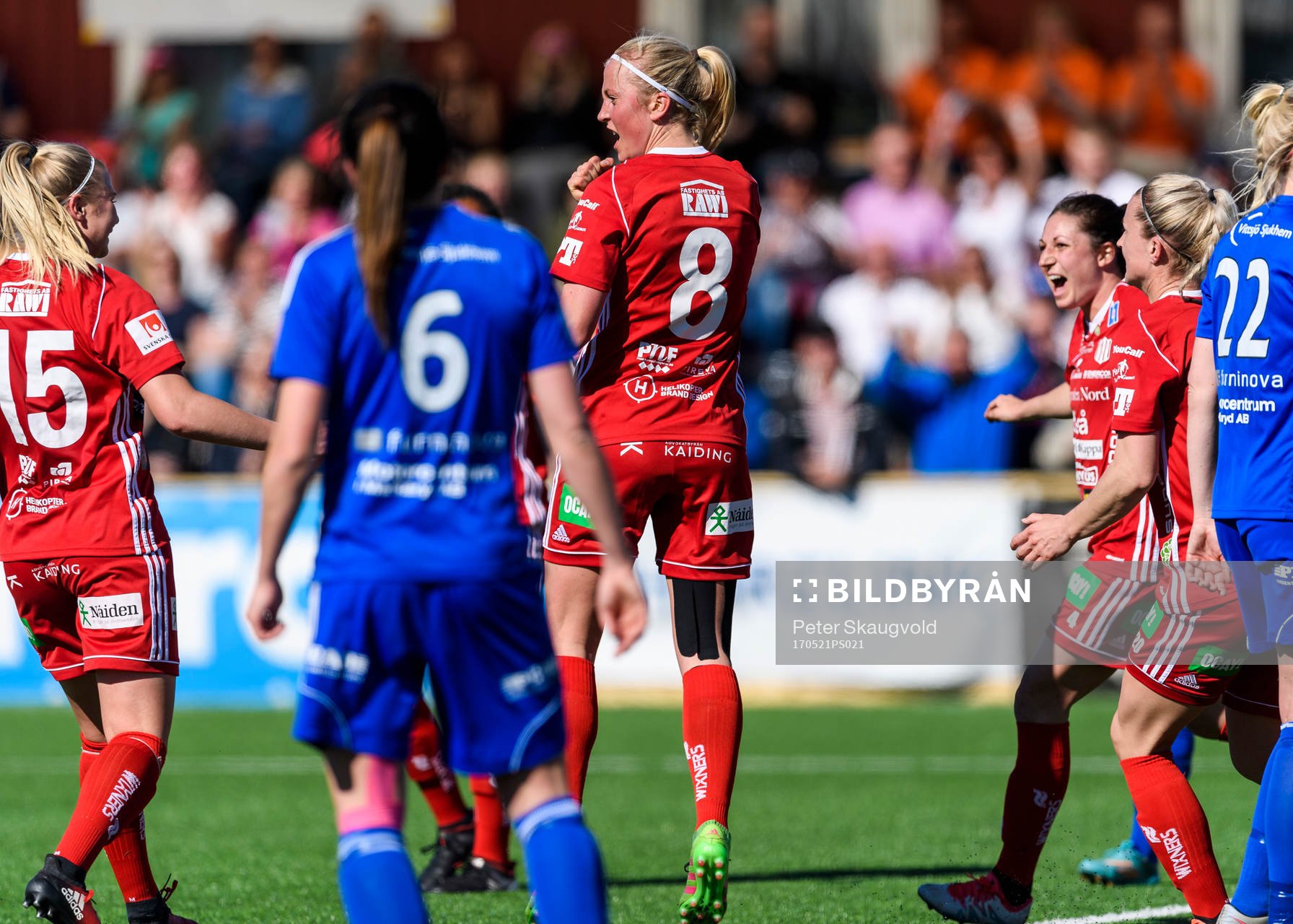 Piteås Julia Karlenäs jublar efter sitt 1-1 mål under fotbollsmatchen i Damallsvenskan mellan Piteå och Vittsjö den 21 Maj 2017 i Piteå.