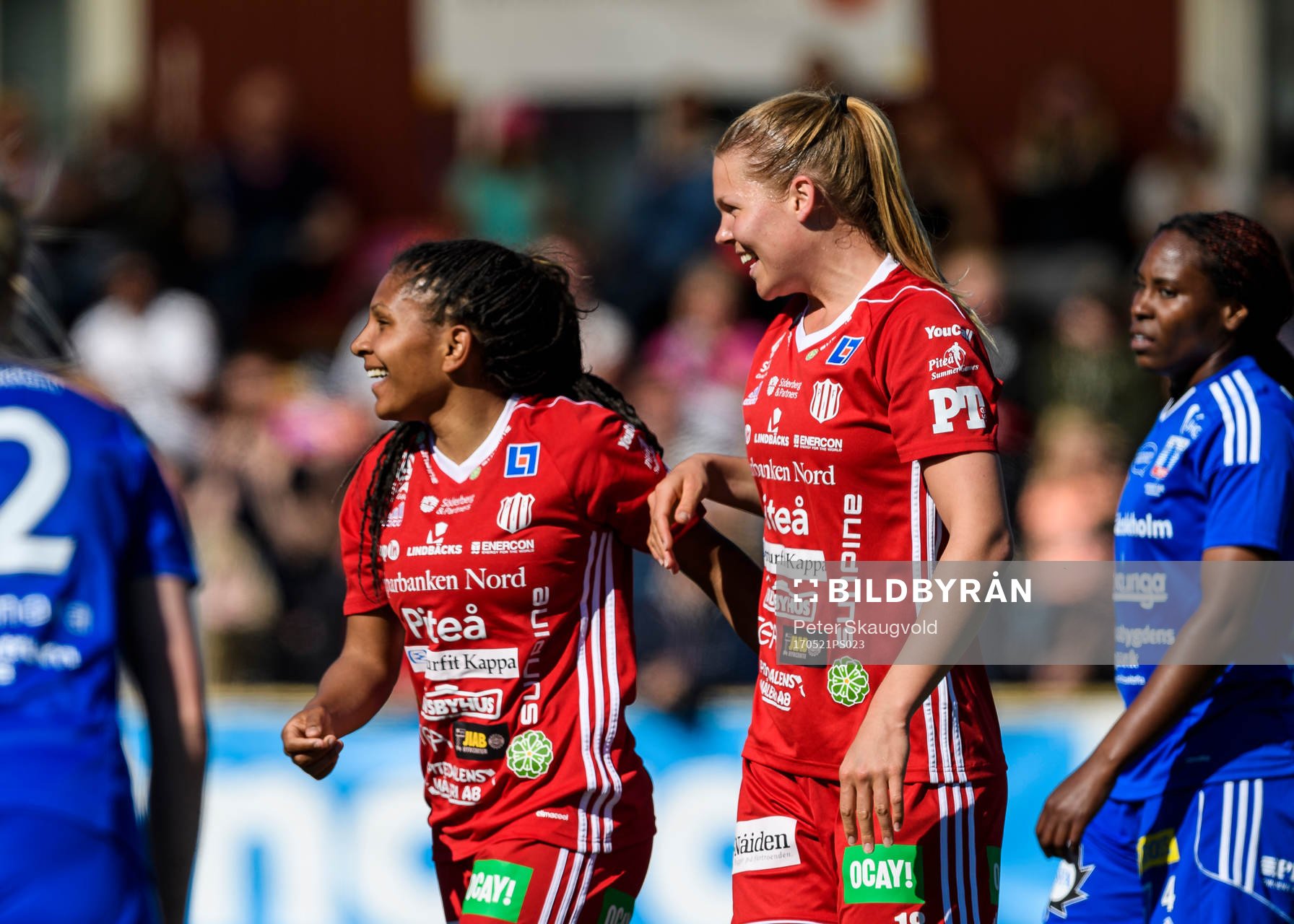 Piteås Nina Jakobsson (h) jublar tillsammans med Madelen Janogy (v) efter sitt 2-1 mål under fotbollsmatchen i Damallsvenskan mellan Piteå och Vittsjö den 21 Maj 2017 i Piteå.