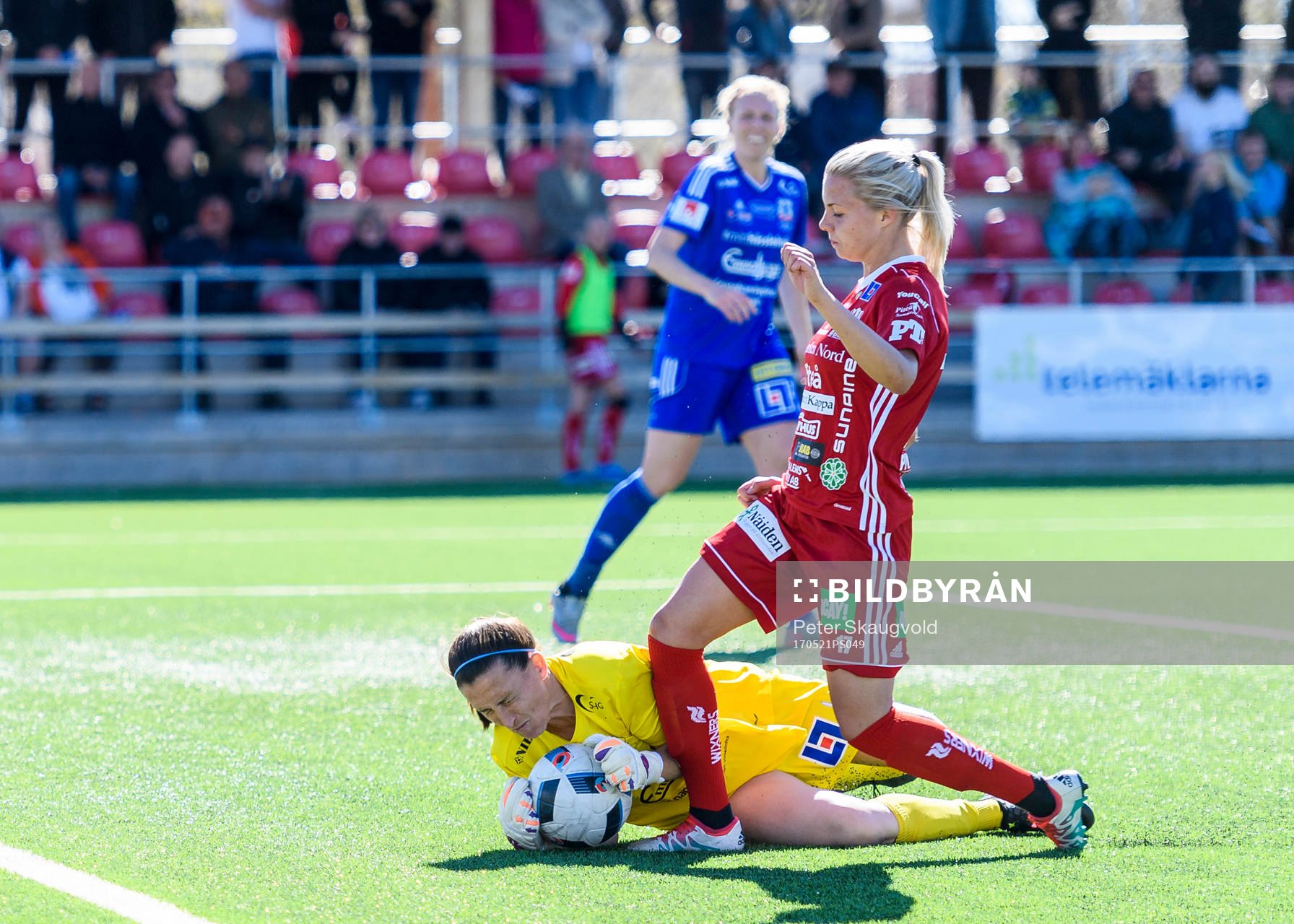 Vittsjös målvakt Shannon Lynn fångar bollen framför